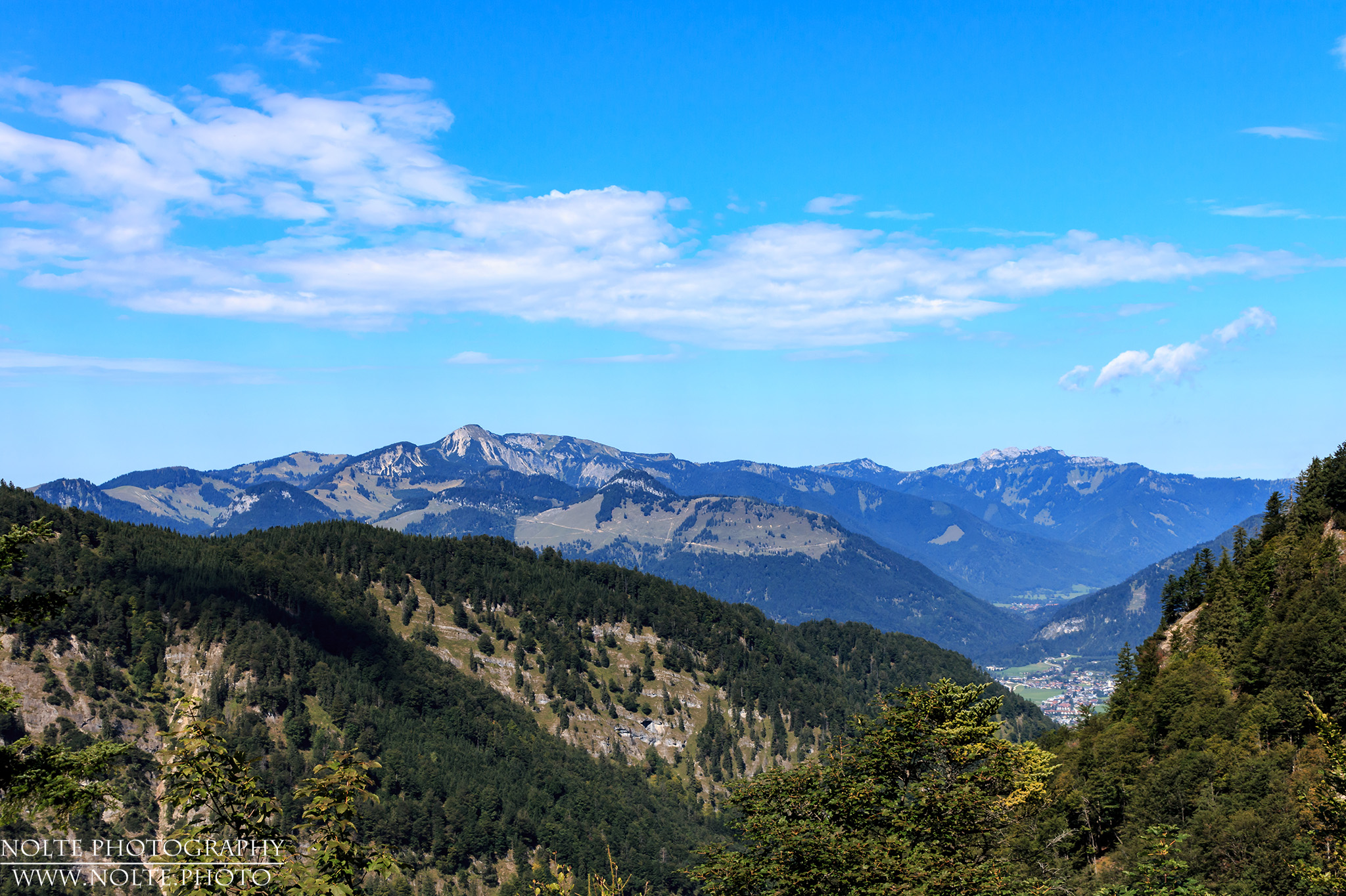 Blick über die Tiroler Berge mit einem Tal in weiter Ferne
