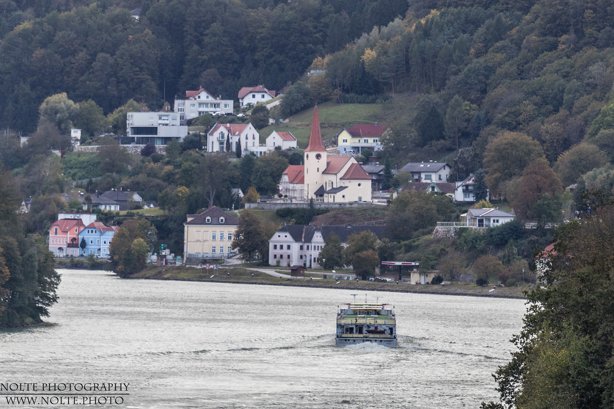 Ausflugsdampfer auf der Donau in Österreich
