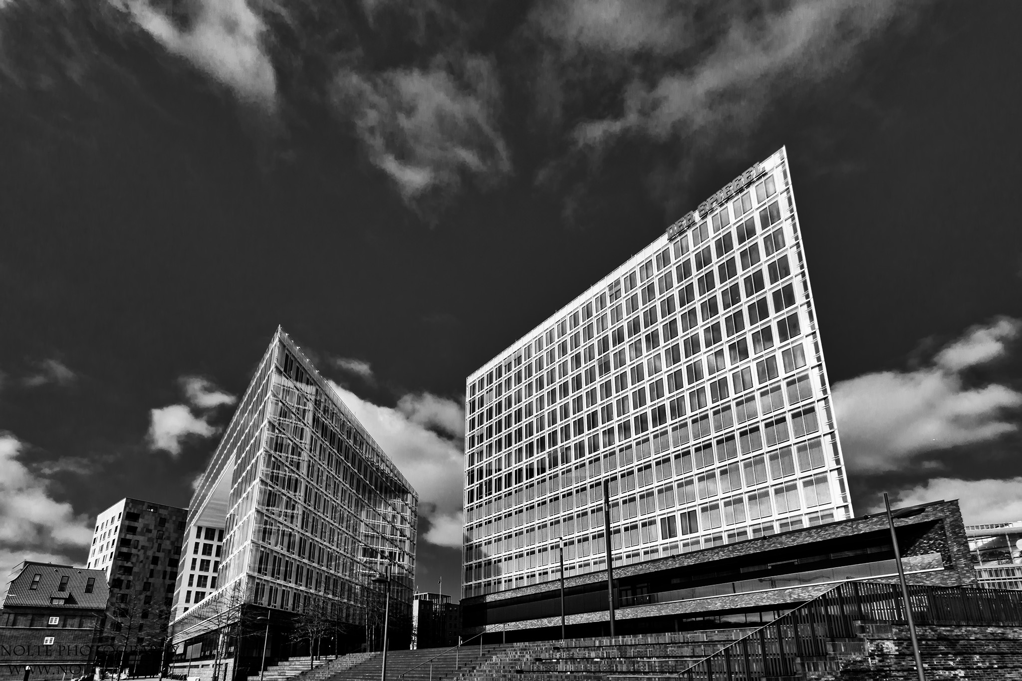 Das Gebäude des Spiegels spiegelt sich in der Nachbar-Fassade.