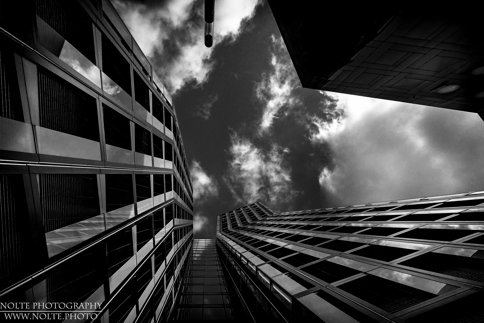 Blick hinauf, zu den tanzenden Türmen in Hamburg.