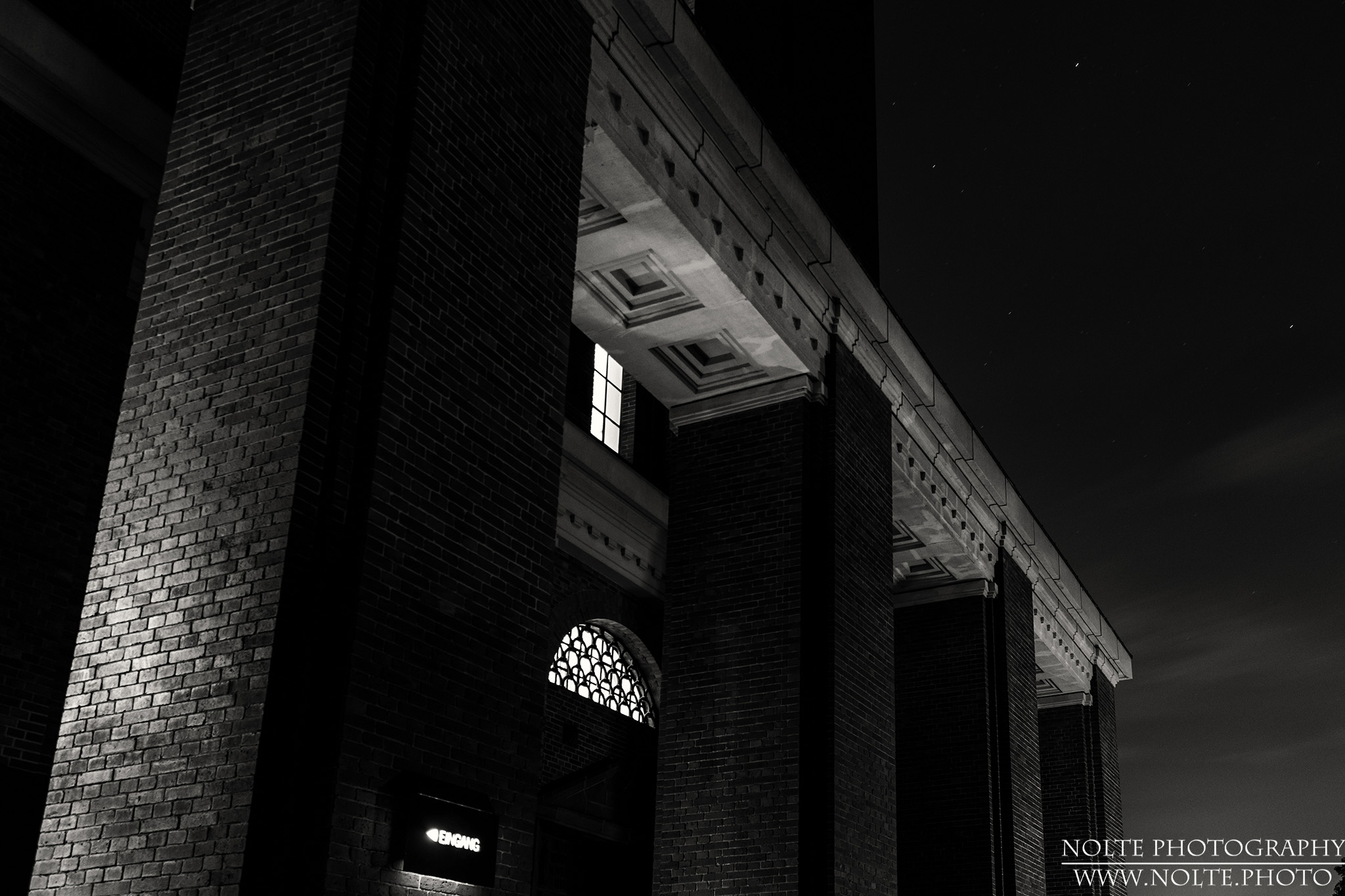 Blick von aussen in die äusseren Dekosäulen des Hamburger Planetariums.