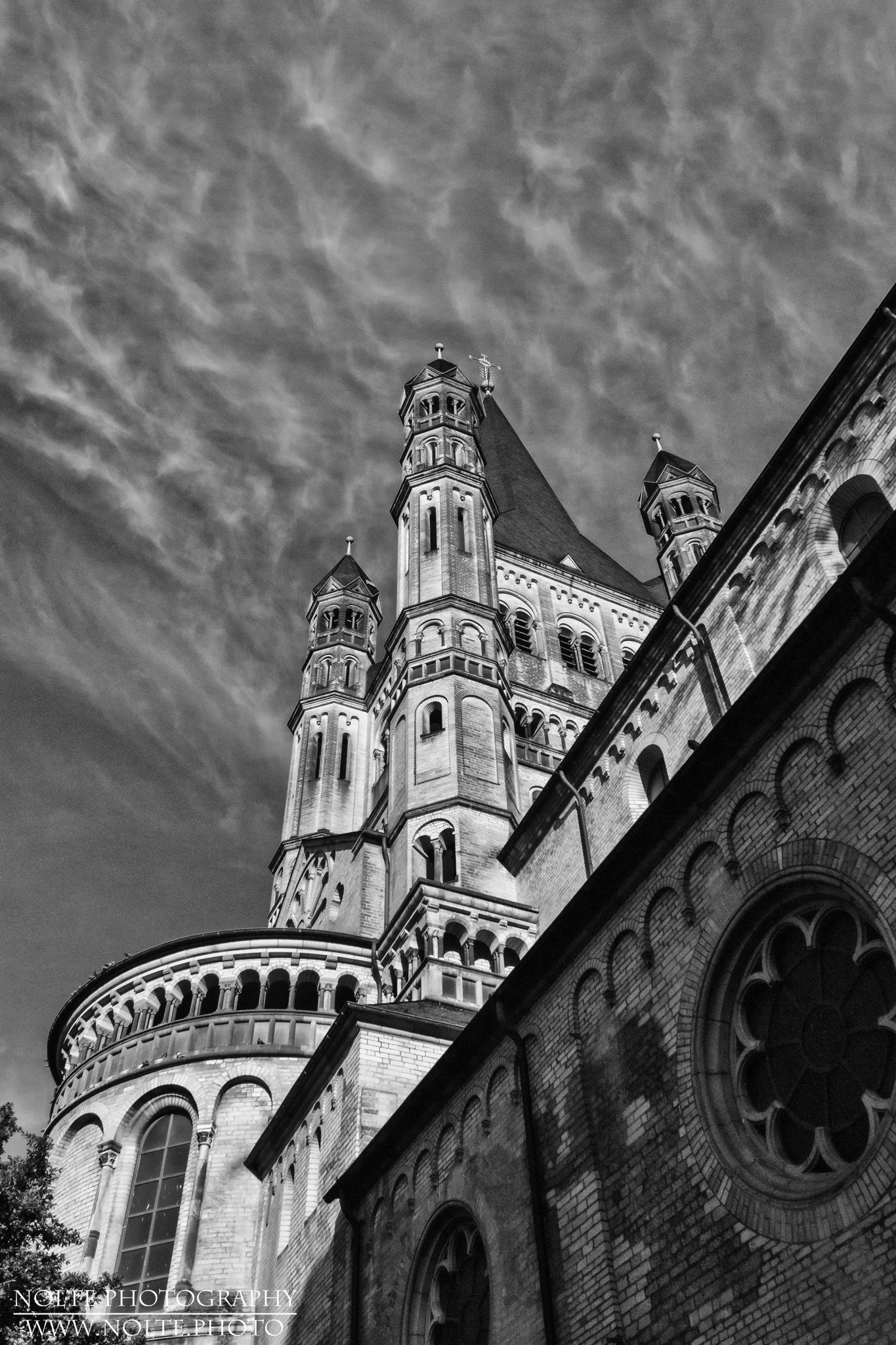 Seitenansicht der Kirche Gross St. Martin in Köln in S/W-Umwandlung.