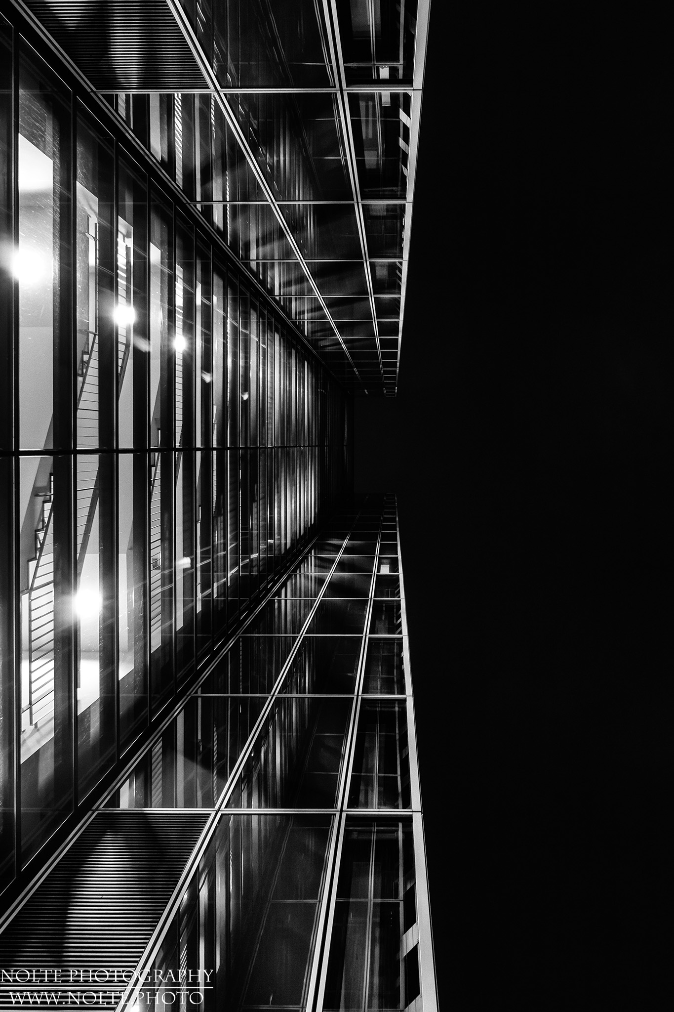 Blick hoch an der rückseitigen Fassade der Kölner Kranhäuser