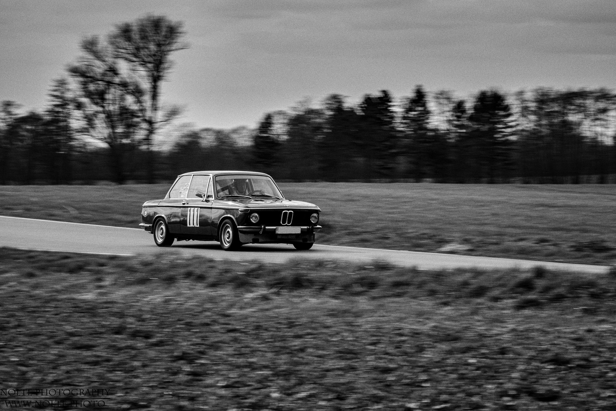 Ein Oldtimer BMW 2002 bei einer Rallye in Holstein.