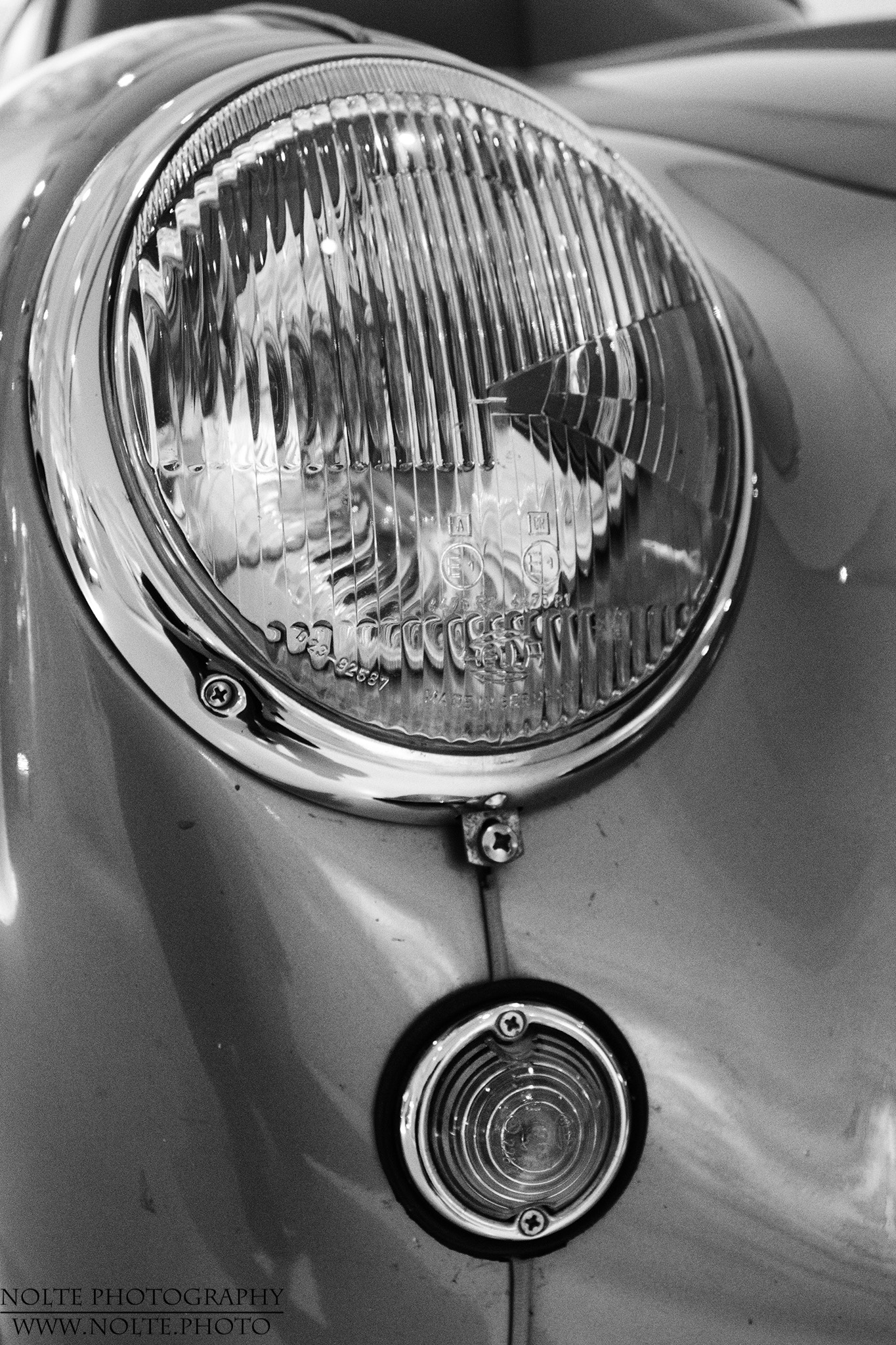 Der linke Frontscheinwerfer eines 1954 Borgward Hansa 1500 Sport Coupe