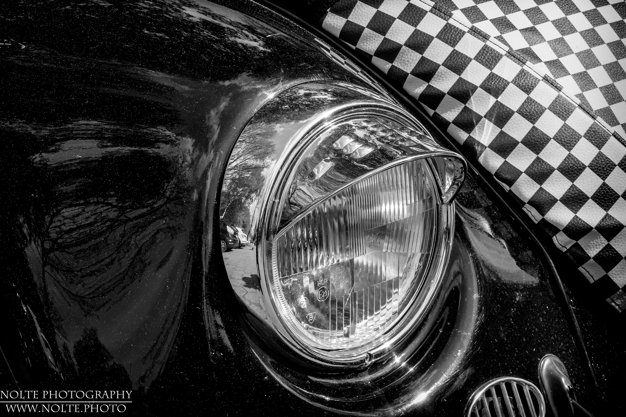 Scheinwerfer eines älteren VW Käfer mit Lampenschirm