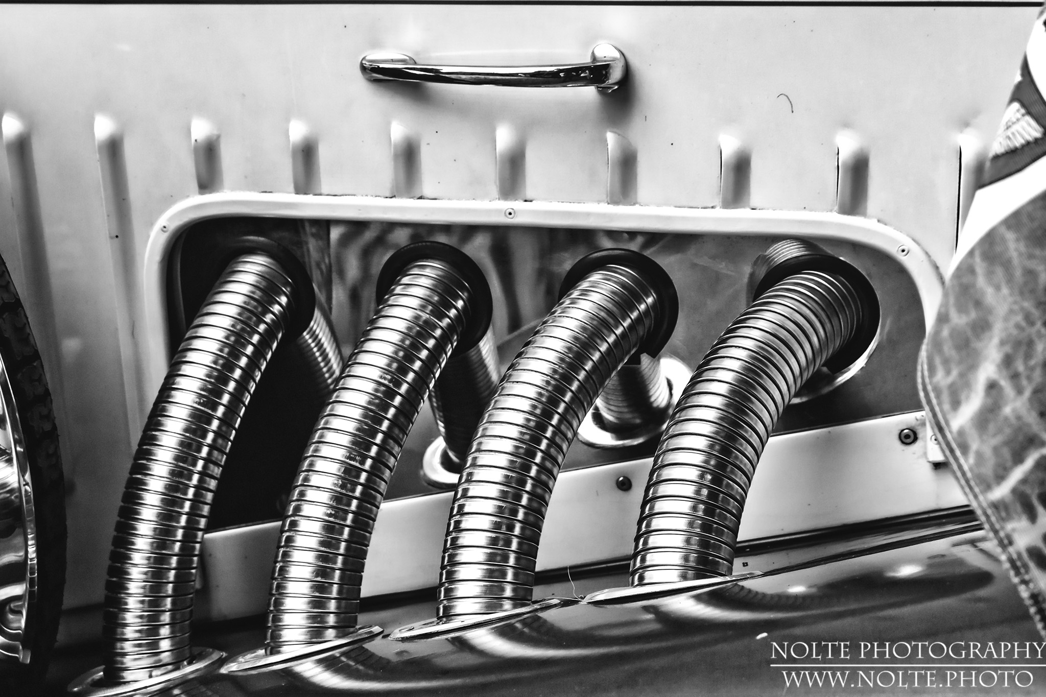 Die Abgasrohre eines 1931 Butterfly Open Tourer