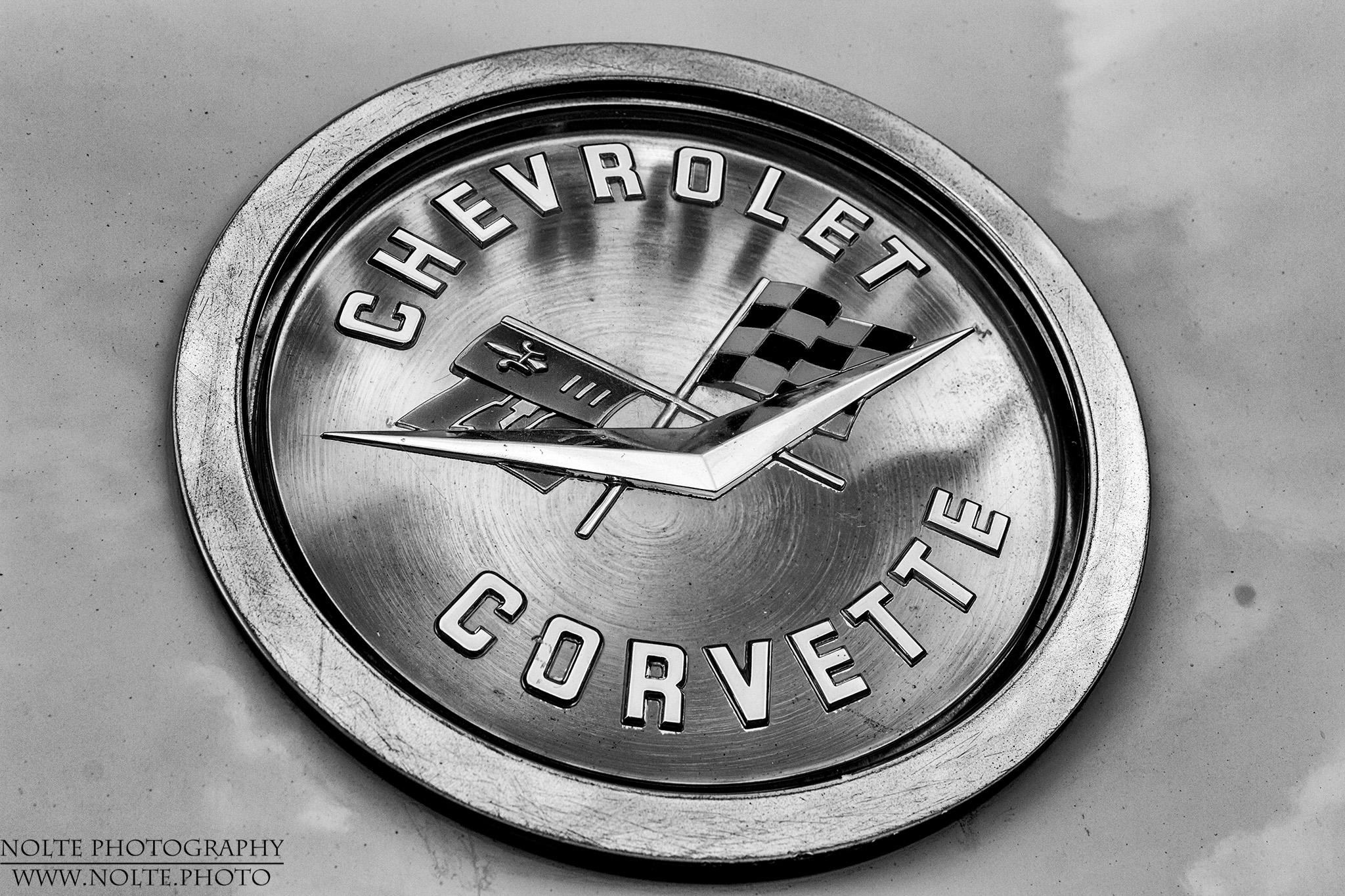 Hecklogo, wie es an Corvettes der ersten Generation verwendet wurde.