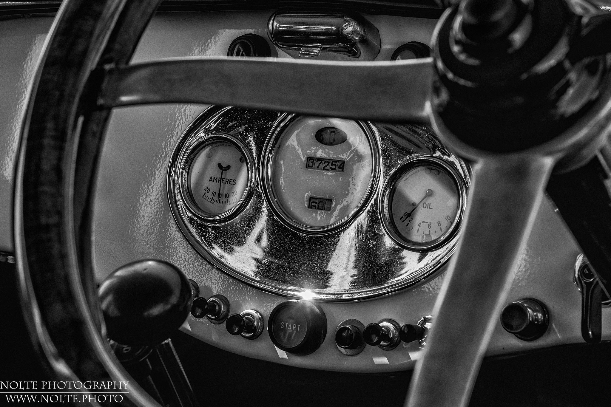 Lenkrad und Tacho-Instrument eines 1928 Dodge Brothers T Fast Four.