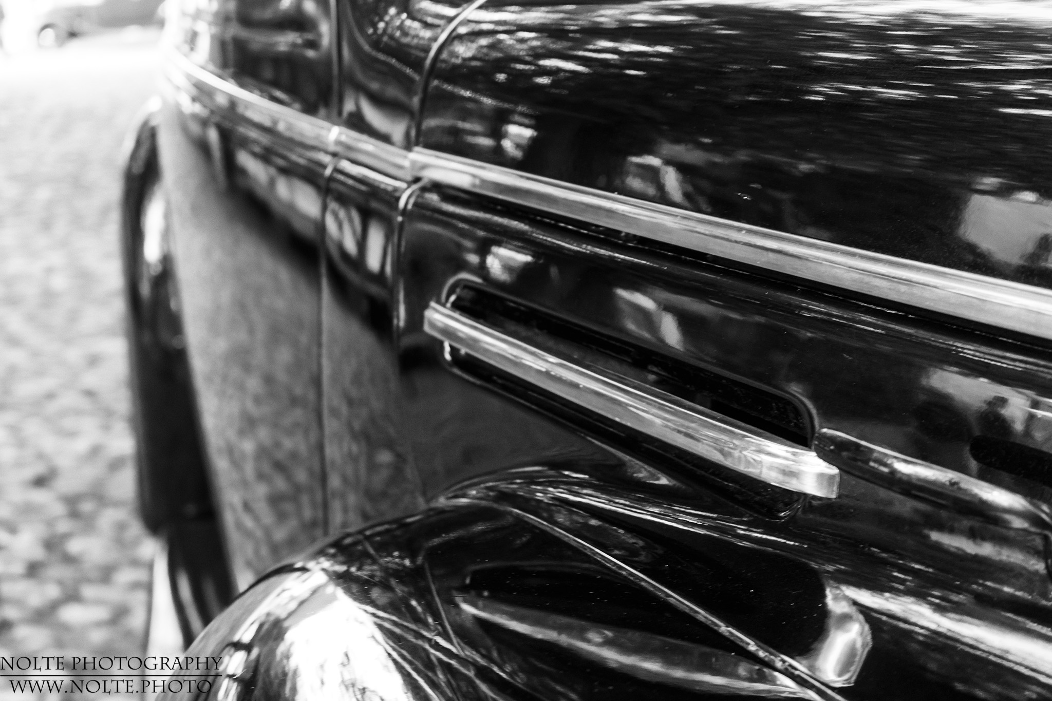 Seitliche Dekorleiste an einem 1940er Plymouth P10