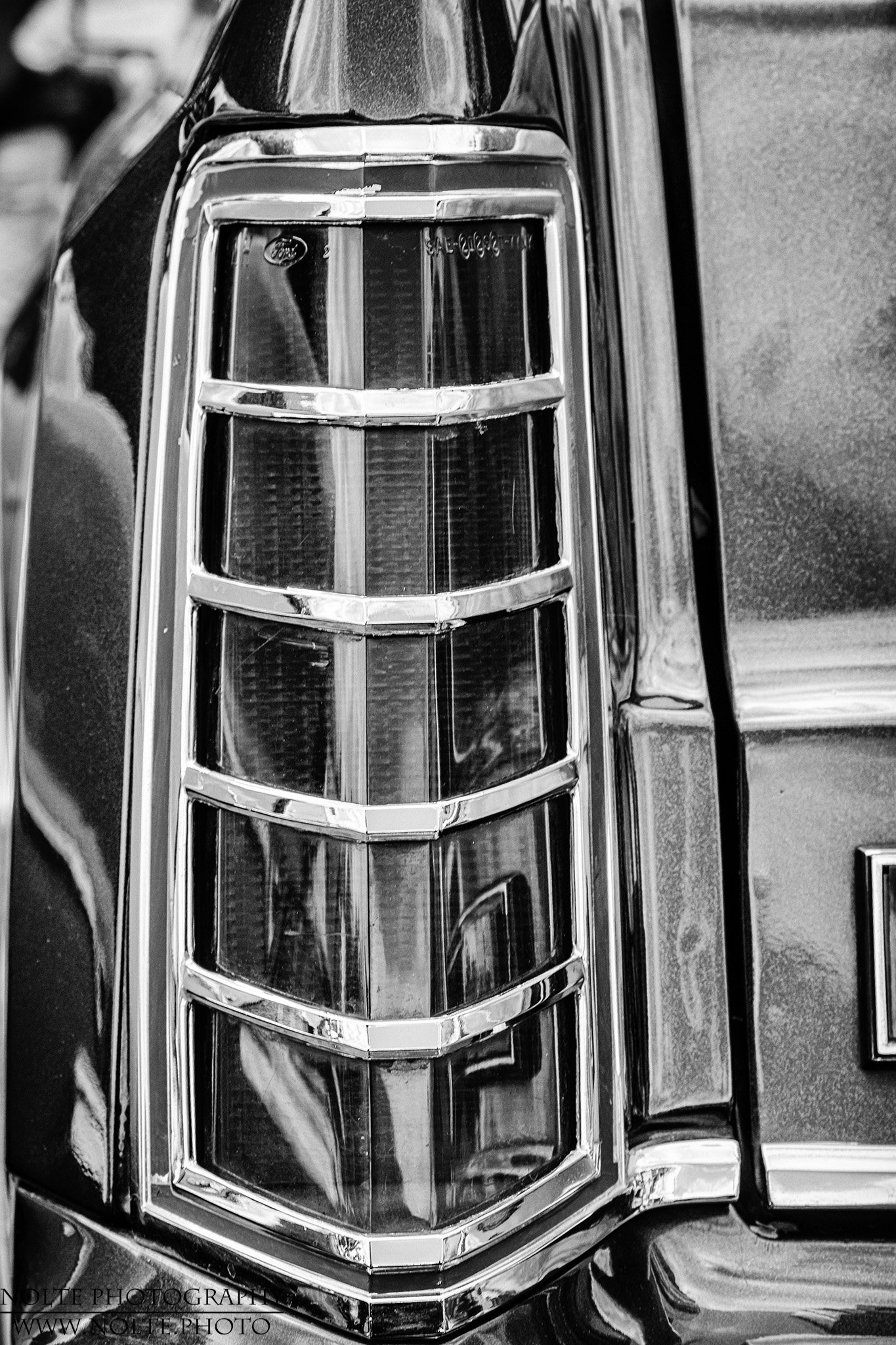 Segmentierte Rückleuchten eines Lincoln Continental Mark V.