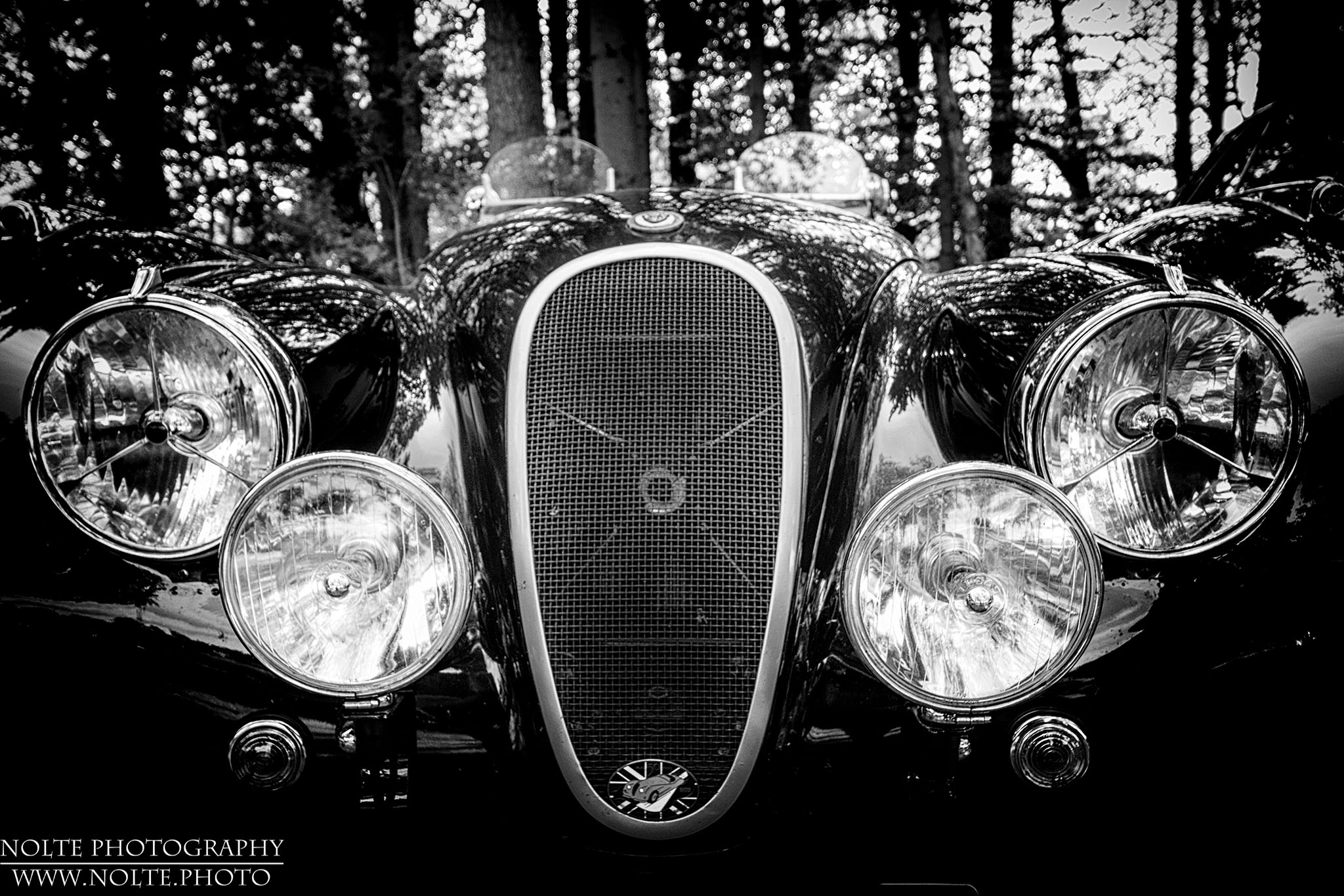 Die Front eines 1953er Jaguar XK120 Roadster. Farbversion ist auch vorhanden.