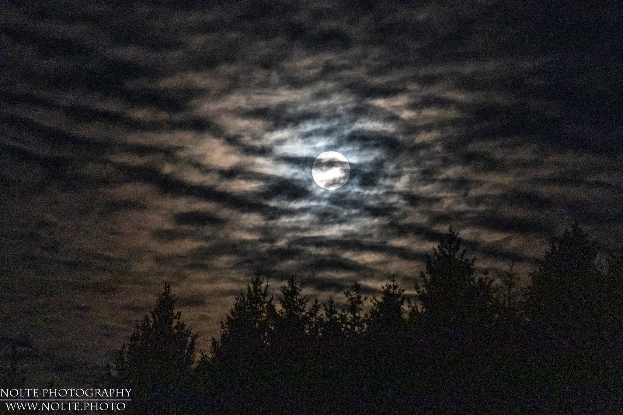Mond hinter Wolken
