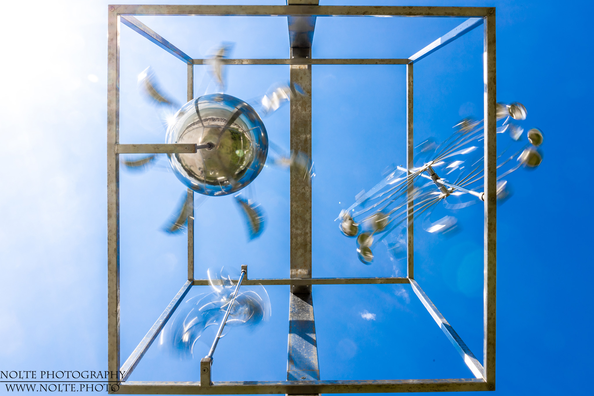 Windart-Kunstwerk mal von unten