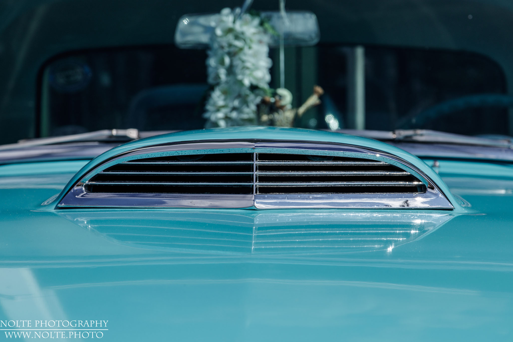 Die Lufthutze eines Ford Thunderbird Oldtimers