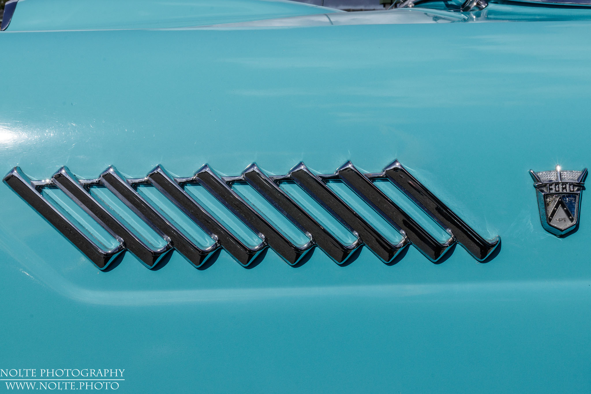 Seitliche Deko eines Ford Thunderbird Oldtimers