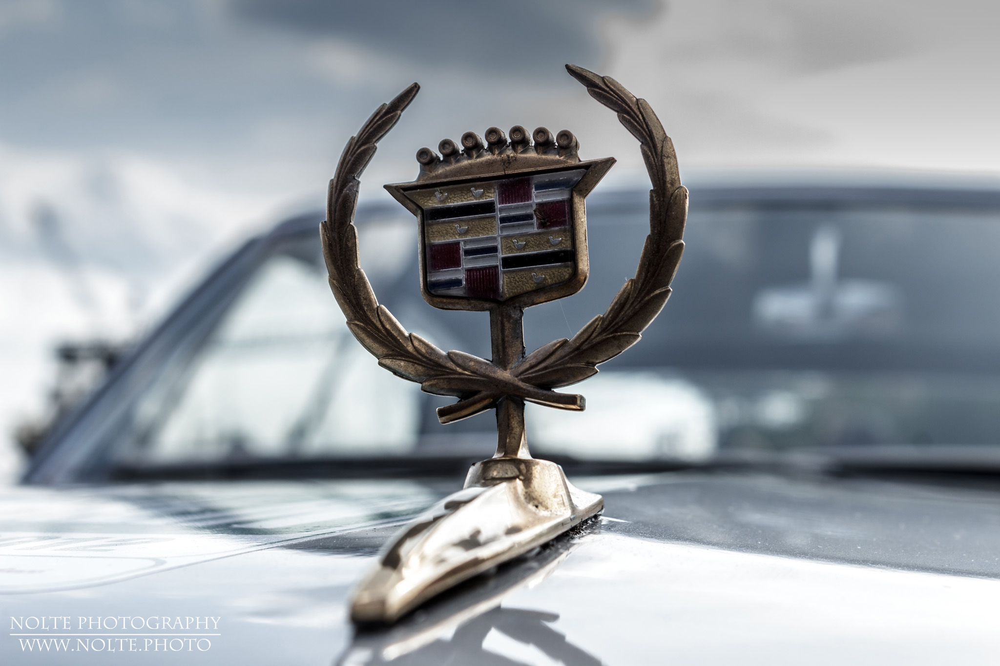 Das Kühlerlogo eines 1965er Cadillac DeVille