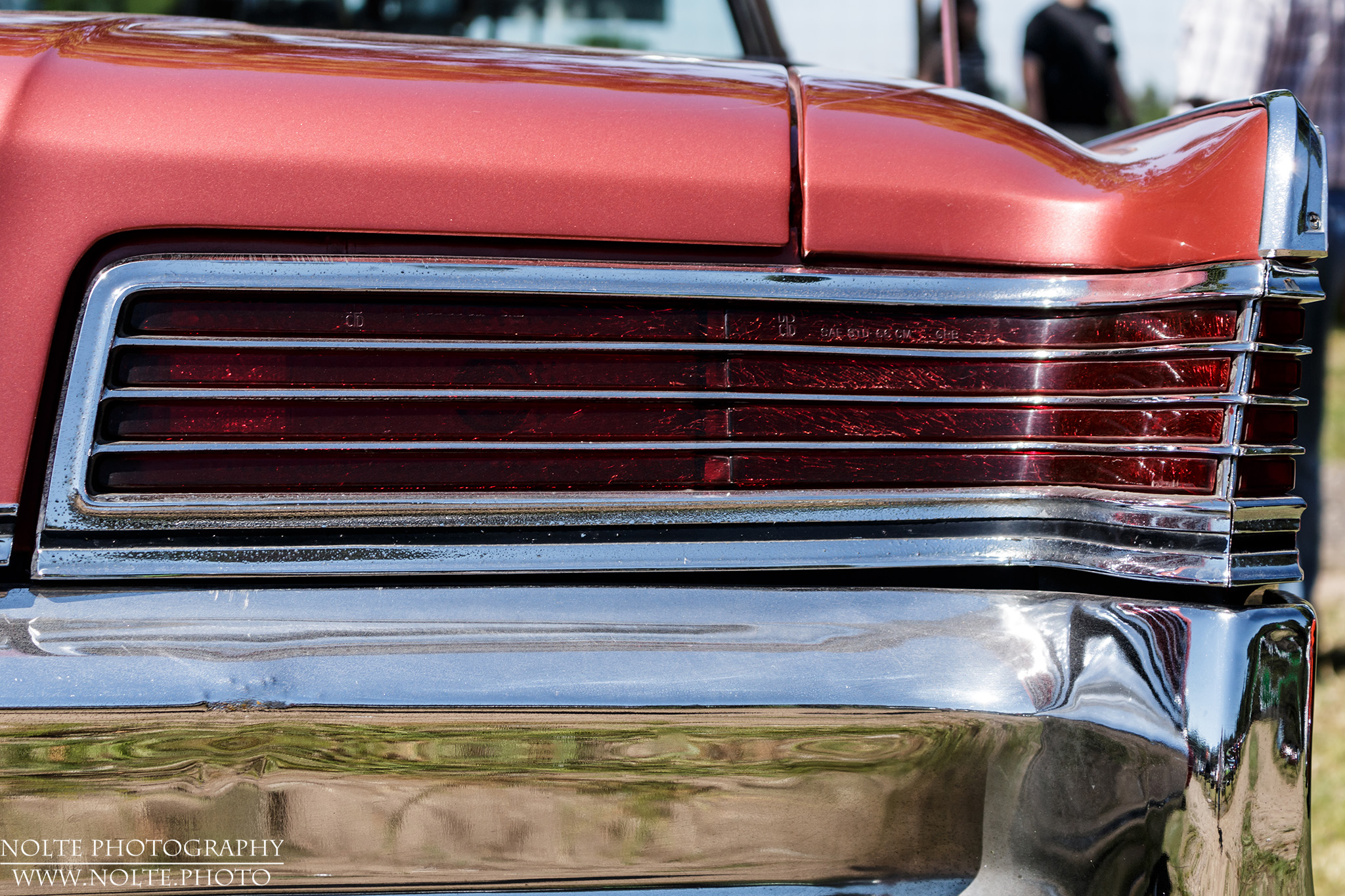 Das Rückleuchtenband eines alten Chrysler 300