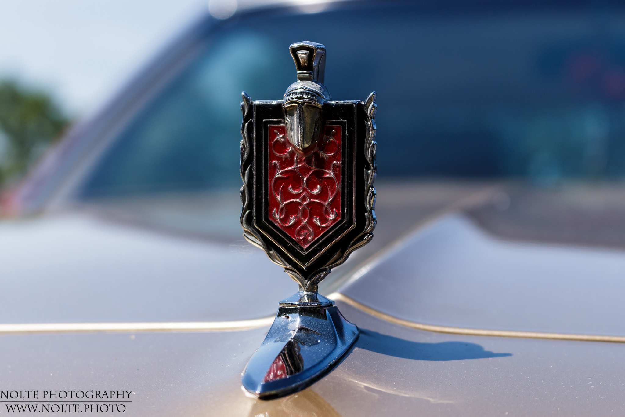 Die Kühlerfigur eines älteren Chevrolet Monte Carlo.