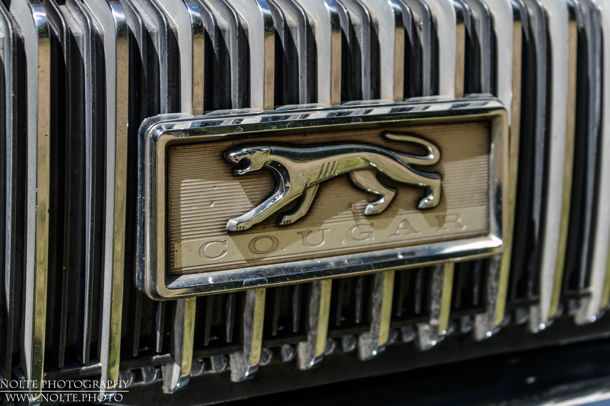 In die Scheinwerferabdekung integriertes Logo eines 1968er Mercury Cougar