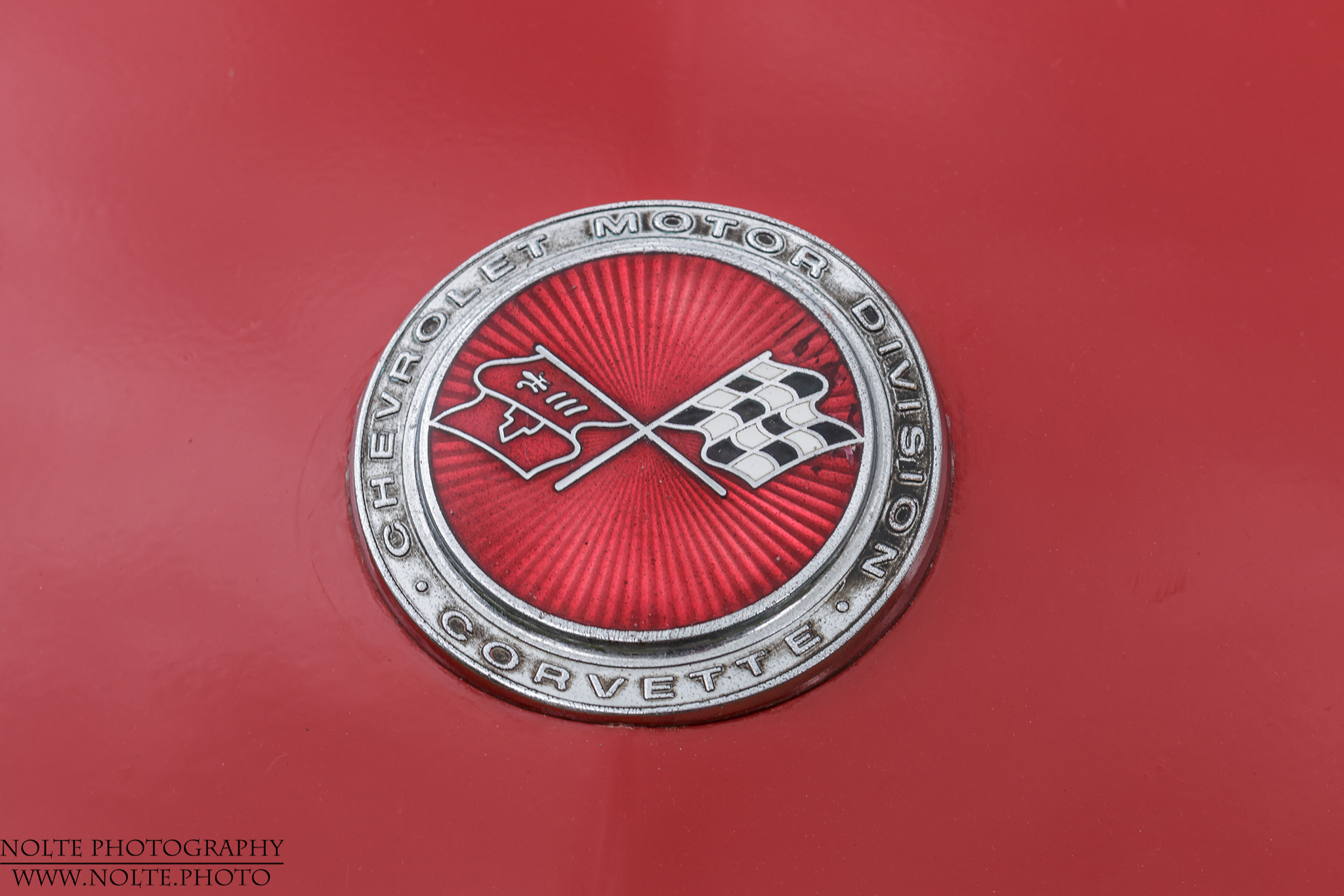 Logo auf dem Heck einer alten Chevy Corvette