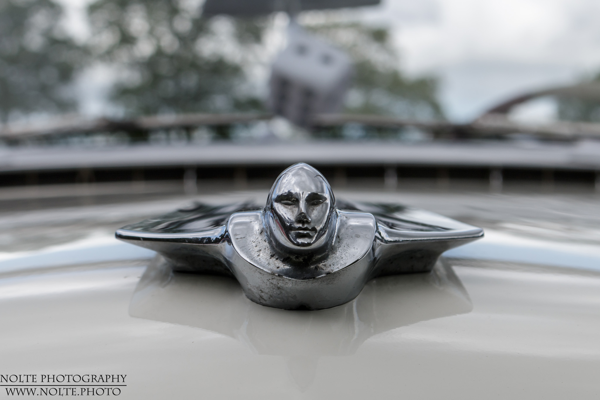 Der fliegende Mensch auf der Kühlerhaube eines 1955er Cadillac Cabrios.