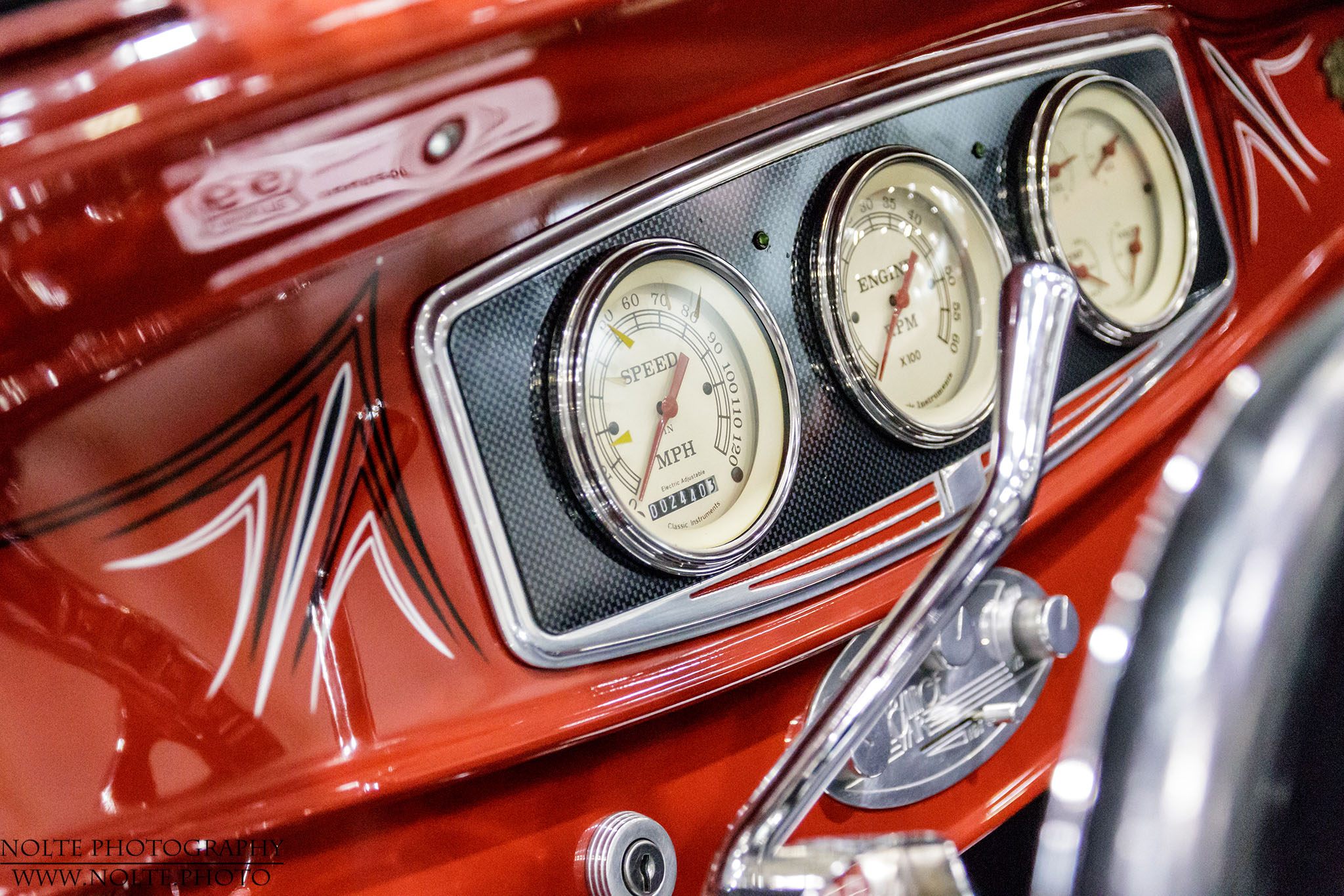 Armaturenbrett eines Oldtimer HotRods.