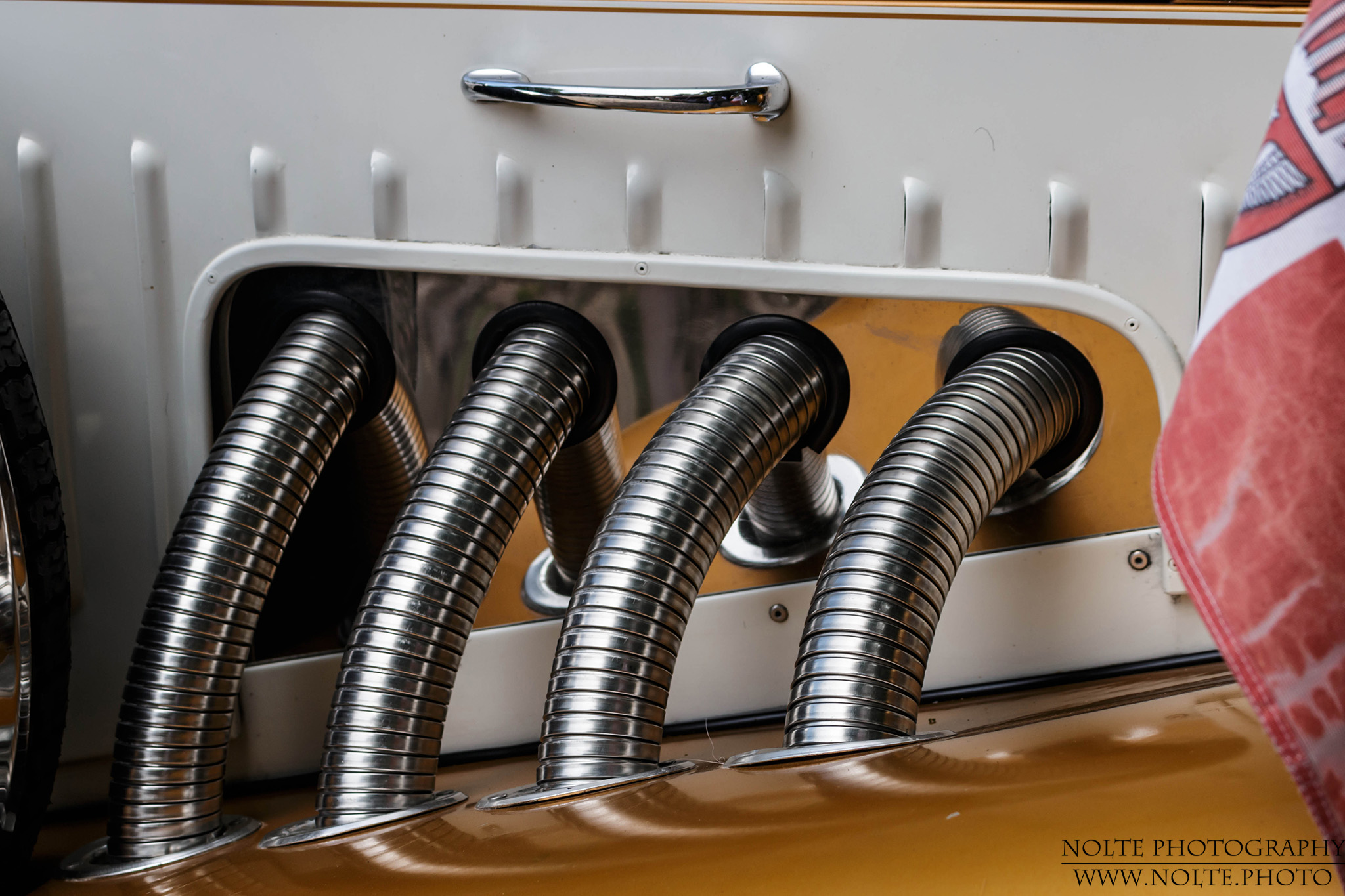 Die seitlichen Abgasrohre eines 1931er Bentley Butterfly Open Tourer.