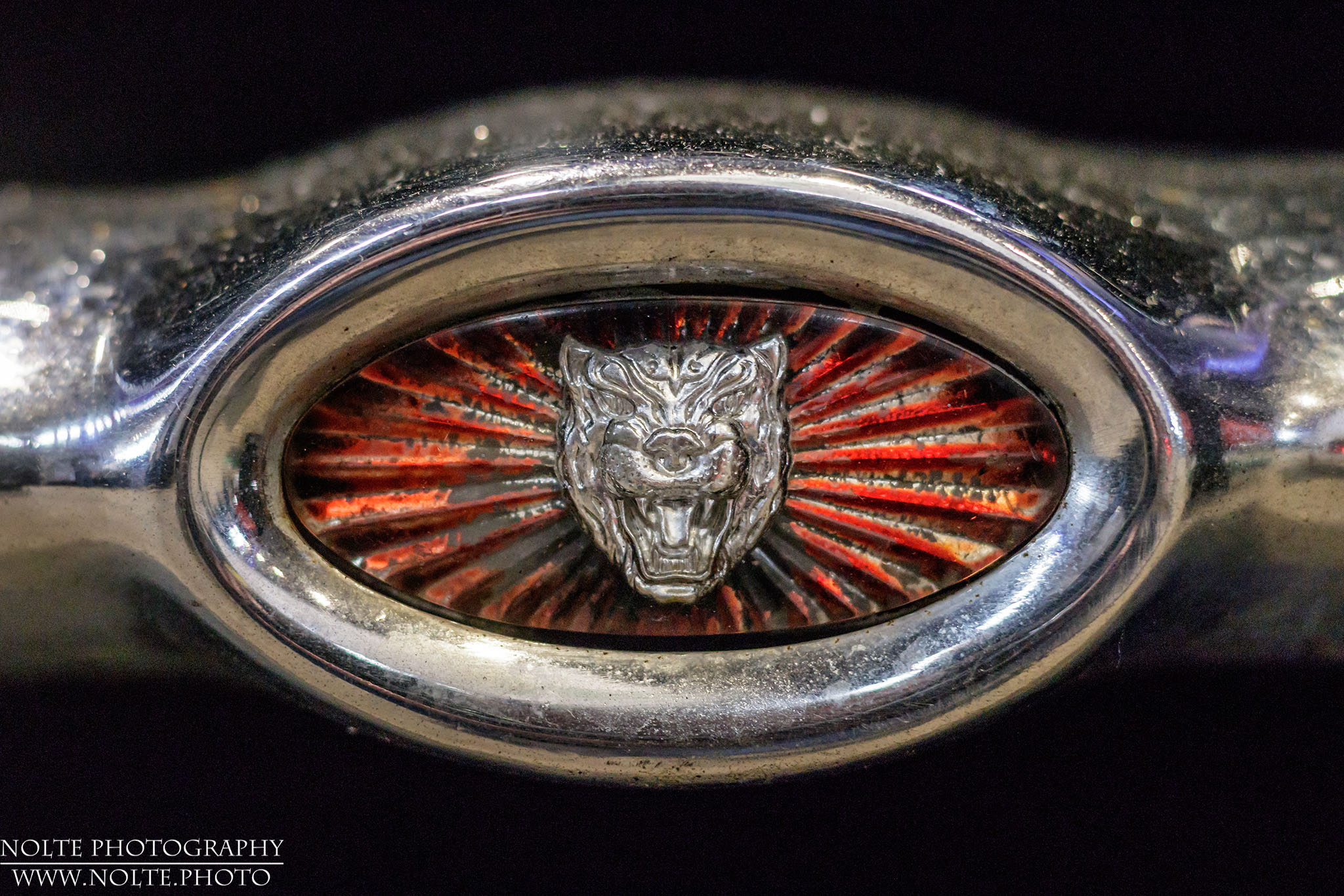 Kleines Jaguar-Logo in der Frontstoßstange eines 1969 E-Type.