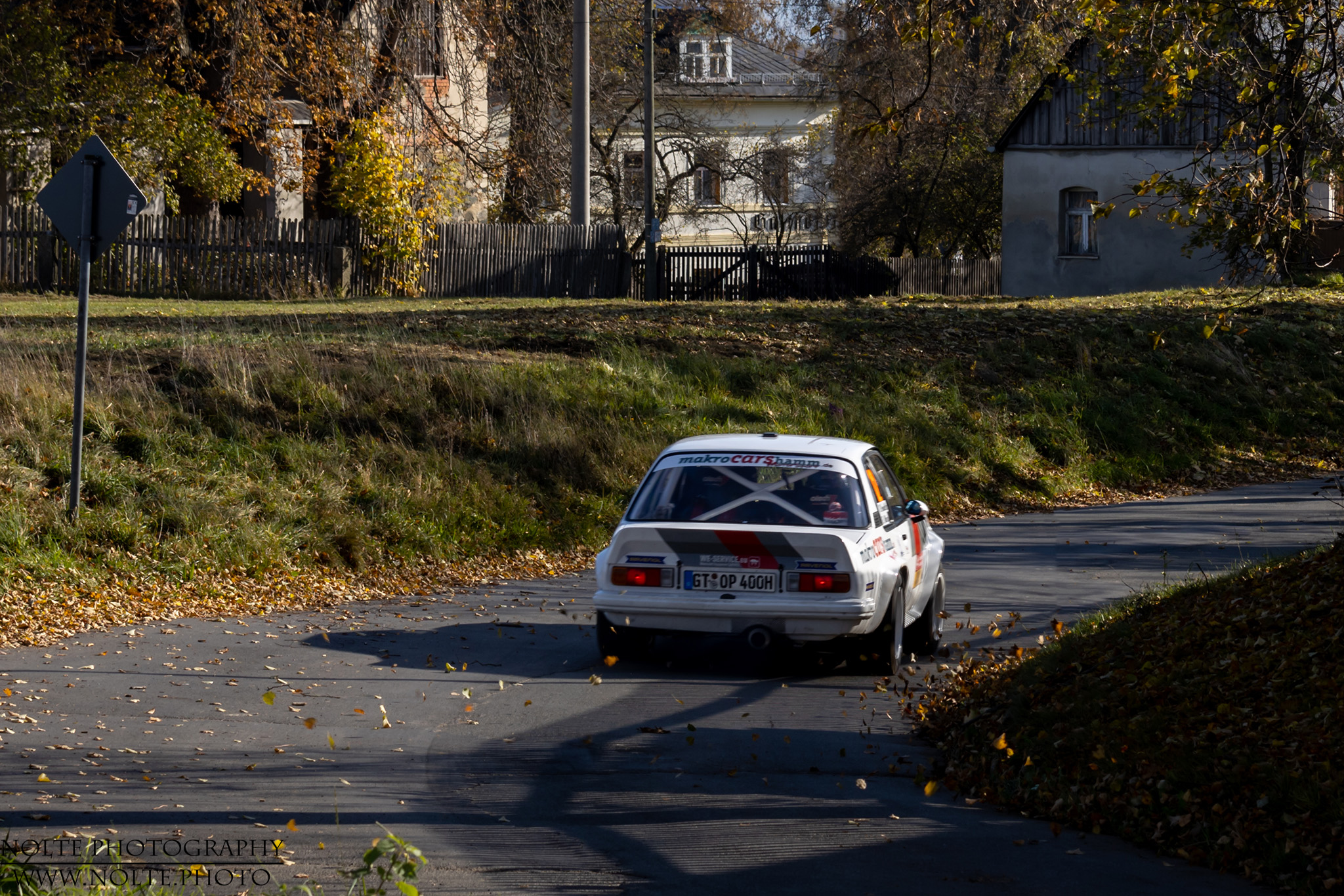 Opel Ascona 400 wirbelt Laub auf