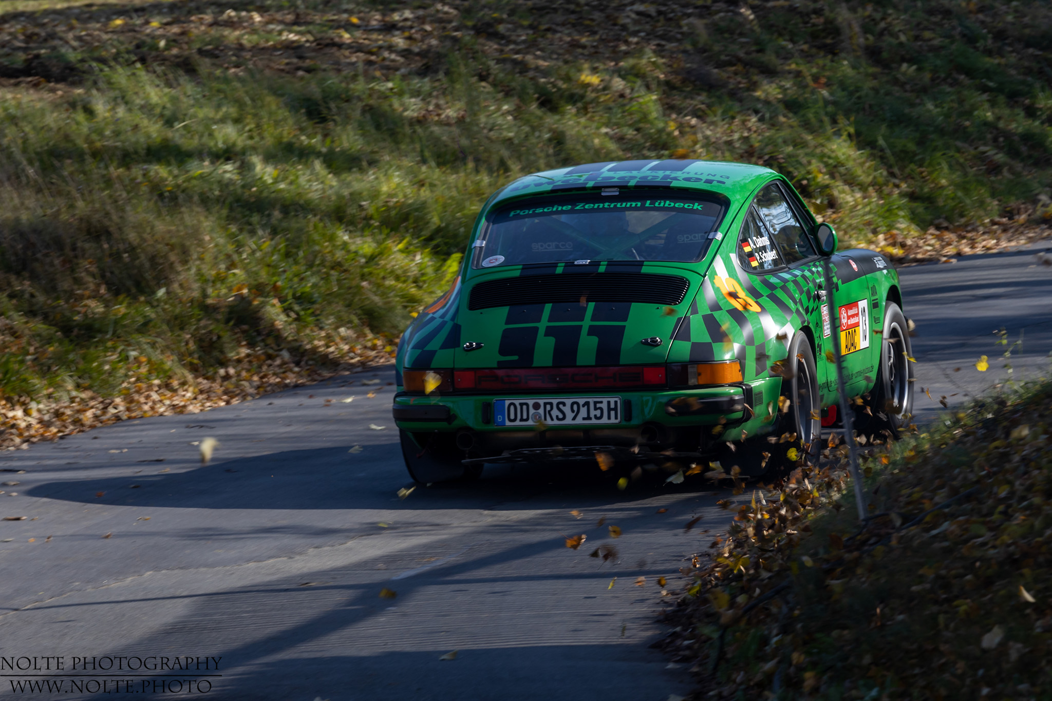 Und das Laub fliegt wieder...