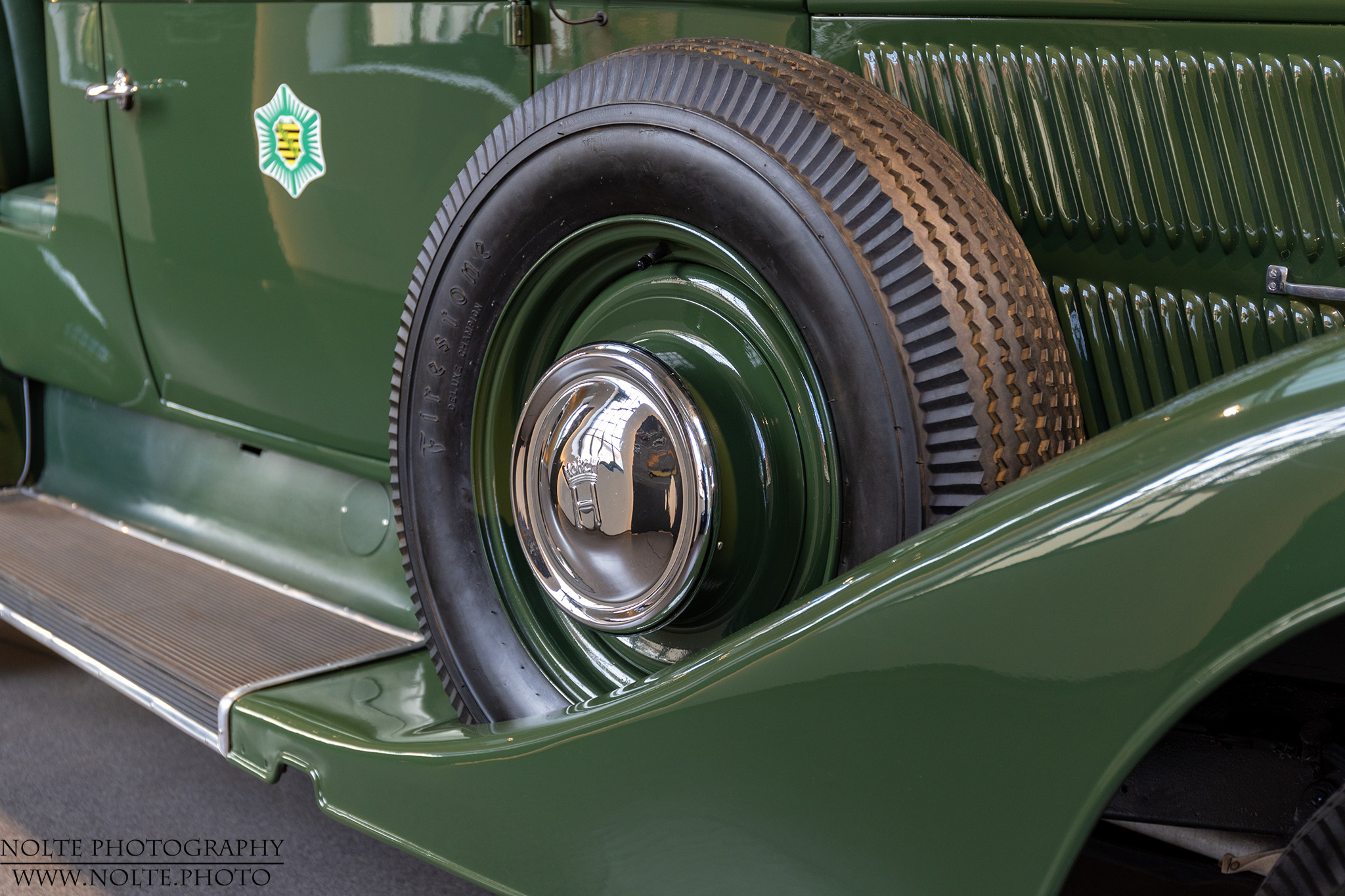 Aussenliegendes Reserverad eines 1930er Horch 400 Polizeifahrzeuges.