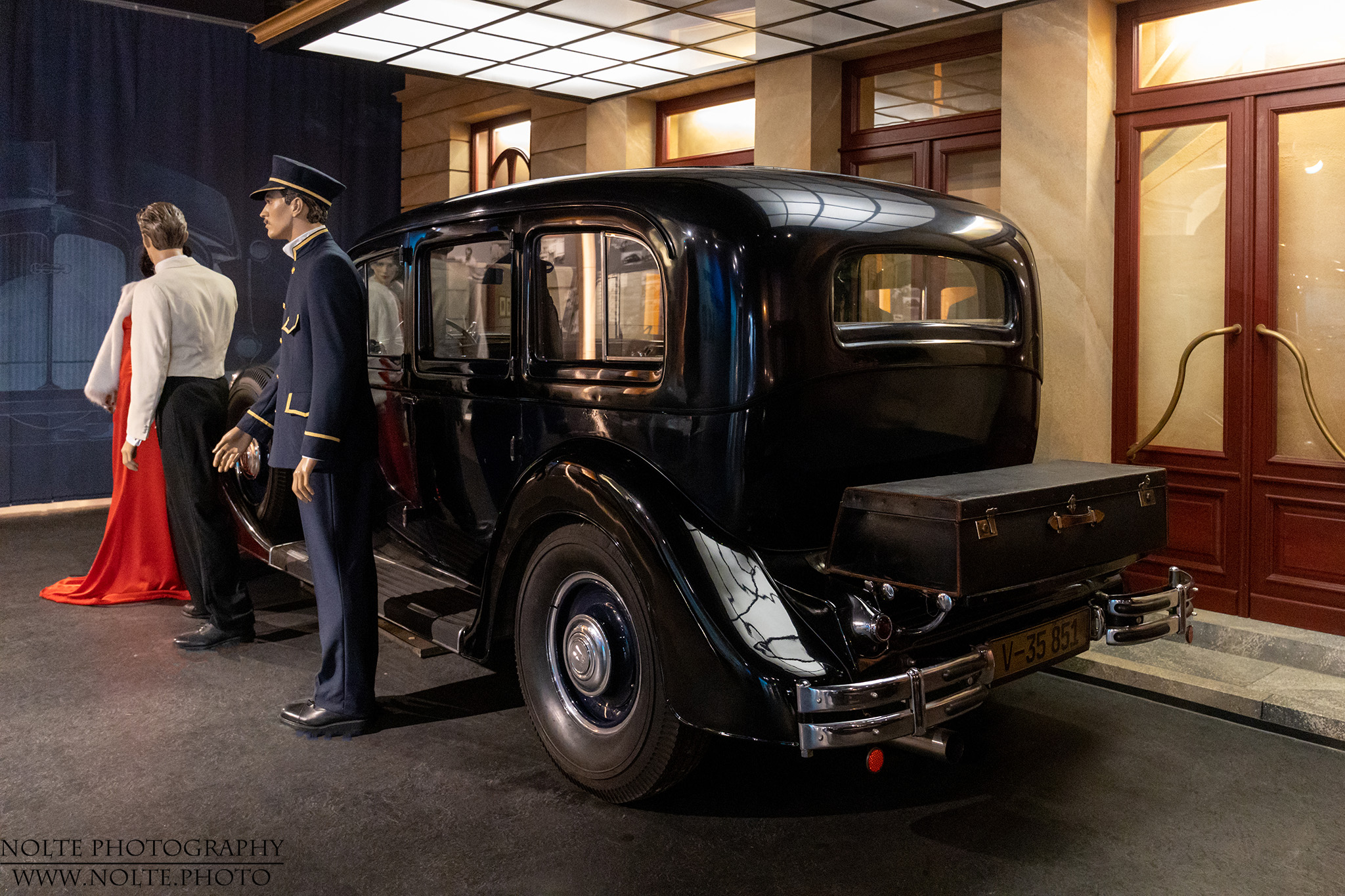 1935er Horch 851 Pullman-Limousine vor einer Hotelrequisite im Horch-Museum