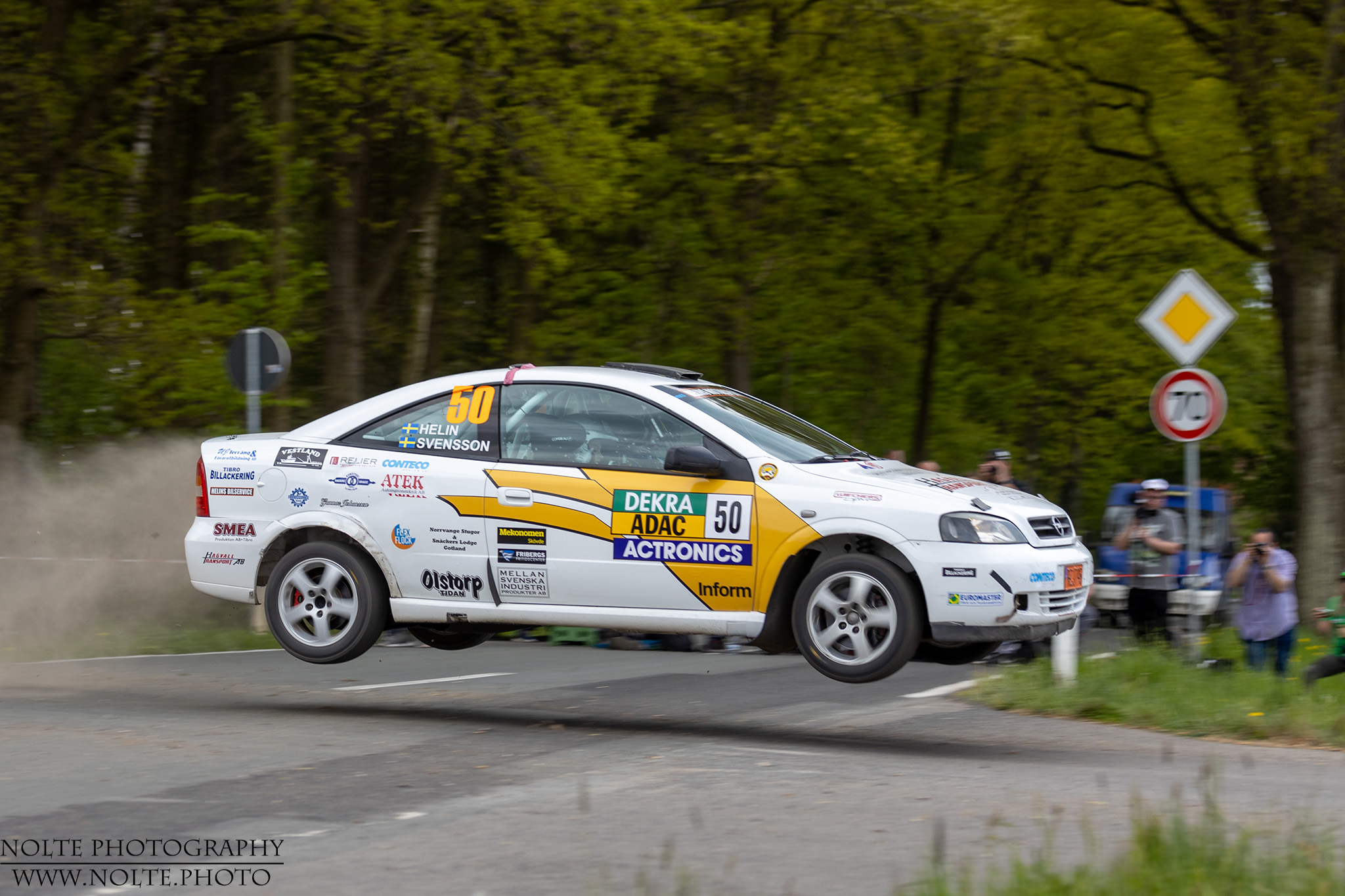 Opel Astra mit Staubfahne