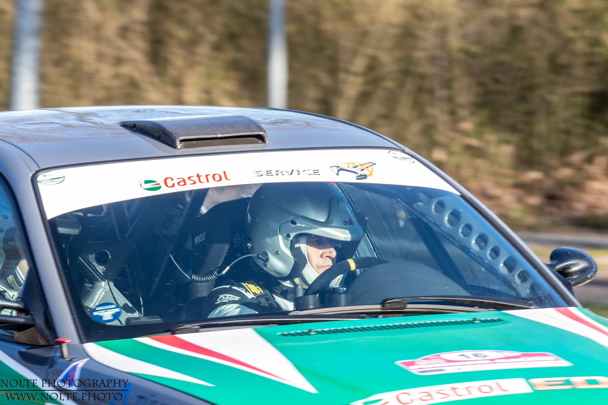 Konzentrierter Fahrer