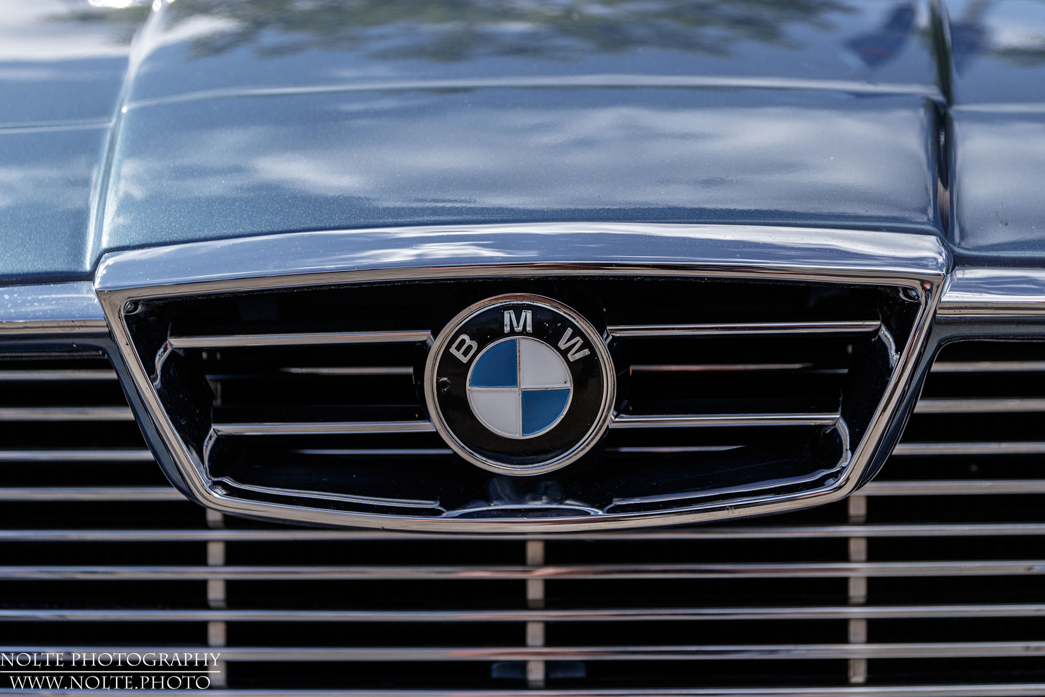 Logo und ein Teil des Kühlers eines 1967er BMW Glas 3000 V8