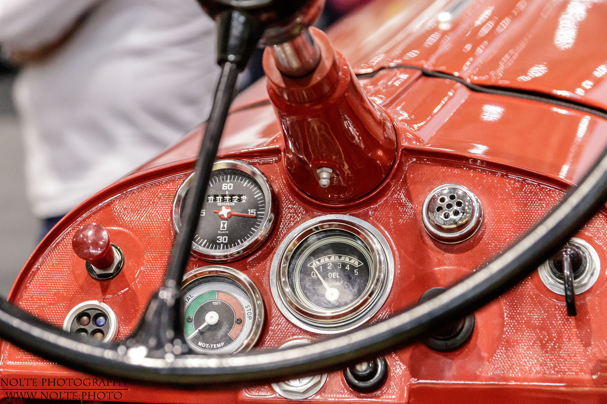 Tachoinstrumente eines Porsche Traktors.