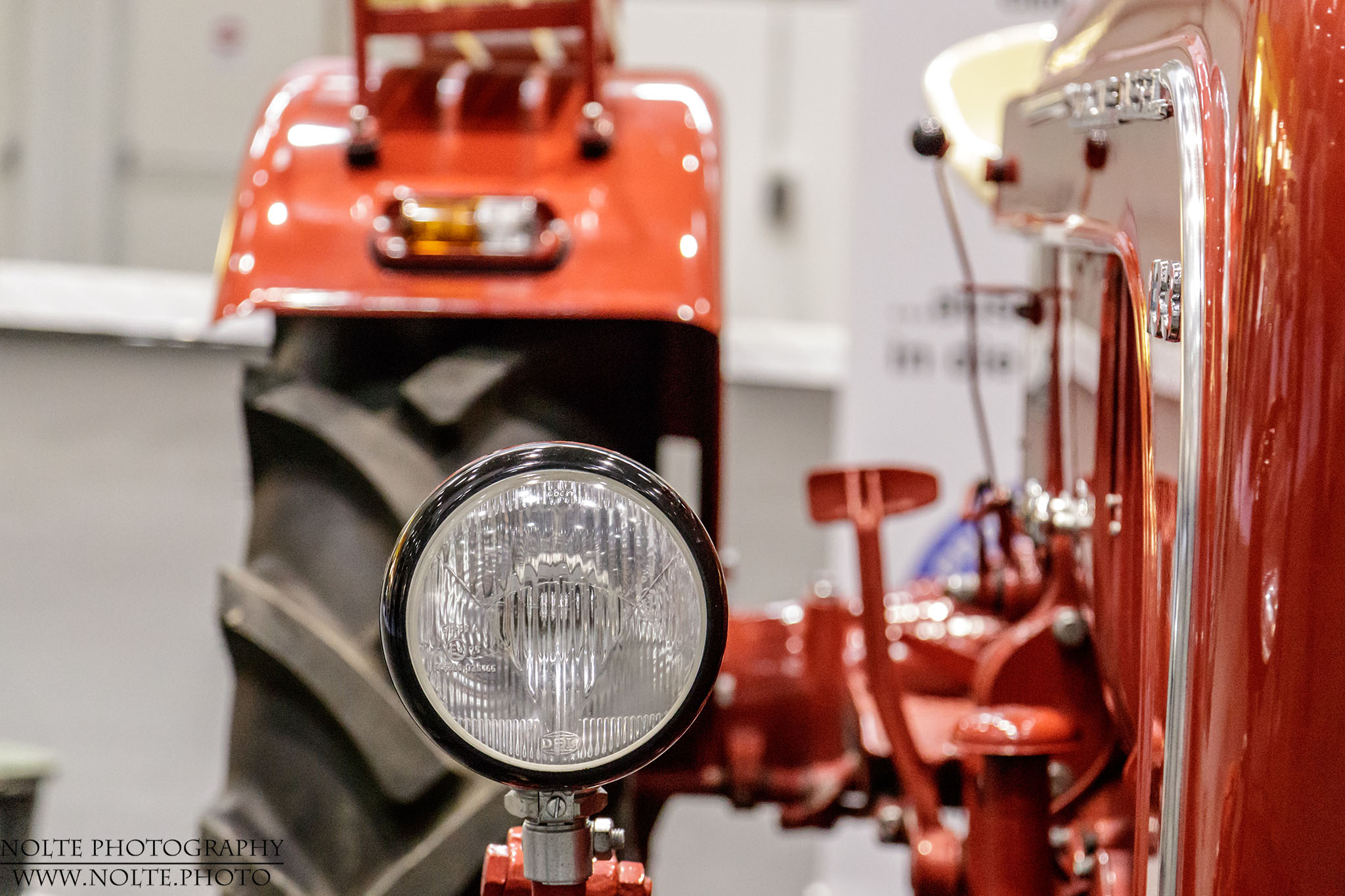 Fahrscheinwerfer eines Porsche Traktors.