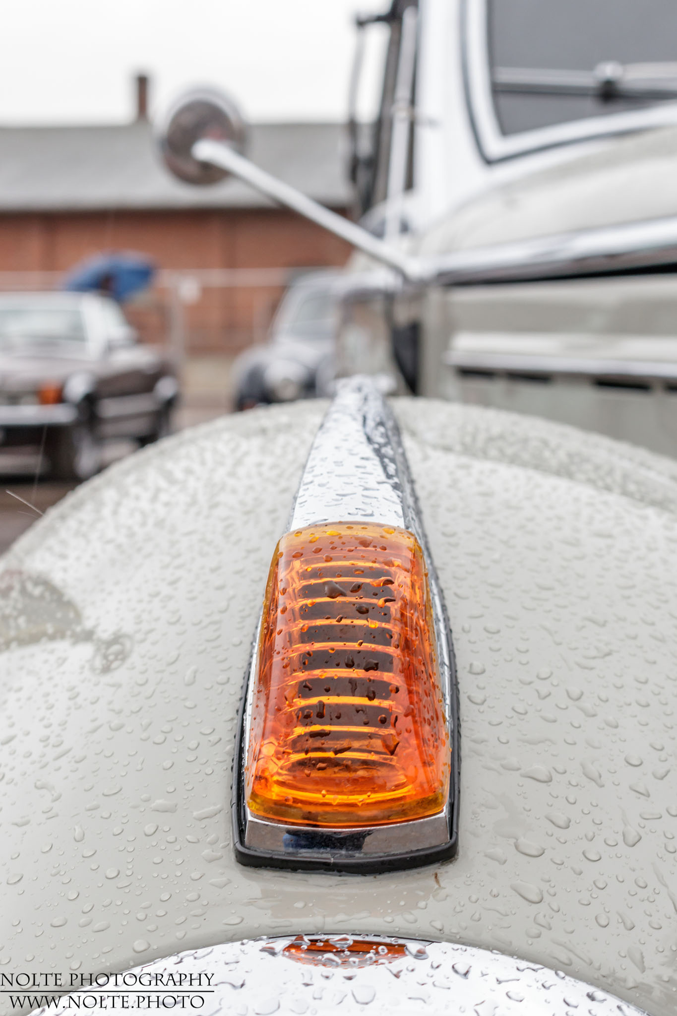 Vorderer Kotflügelblinker eines alten Mercedes 220 Cabrio