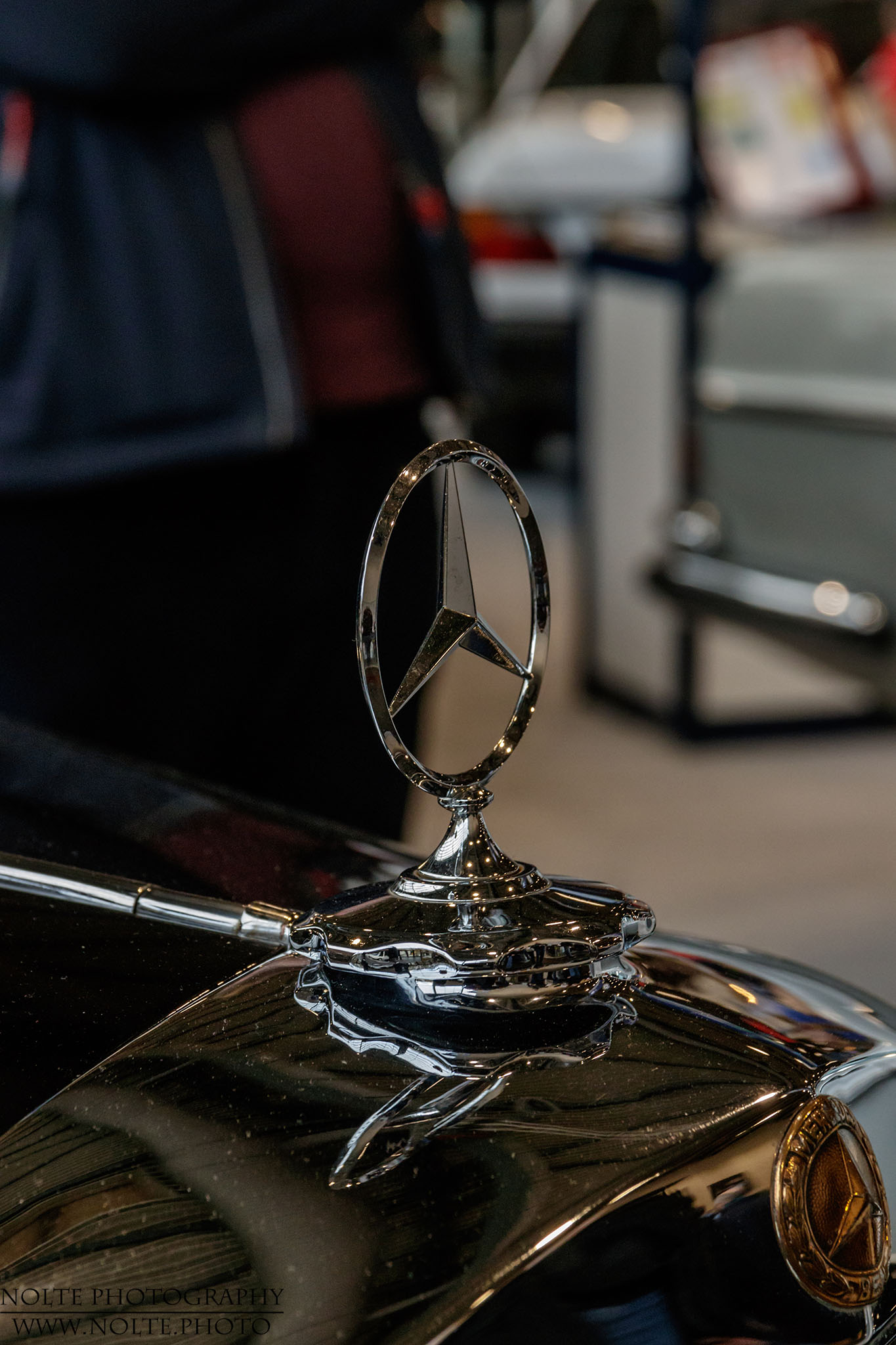 Kühlerschmuck eines Mercedes Oldtimers mit viel Chrom.