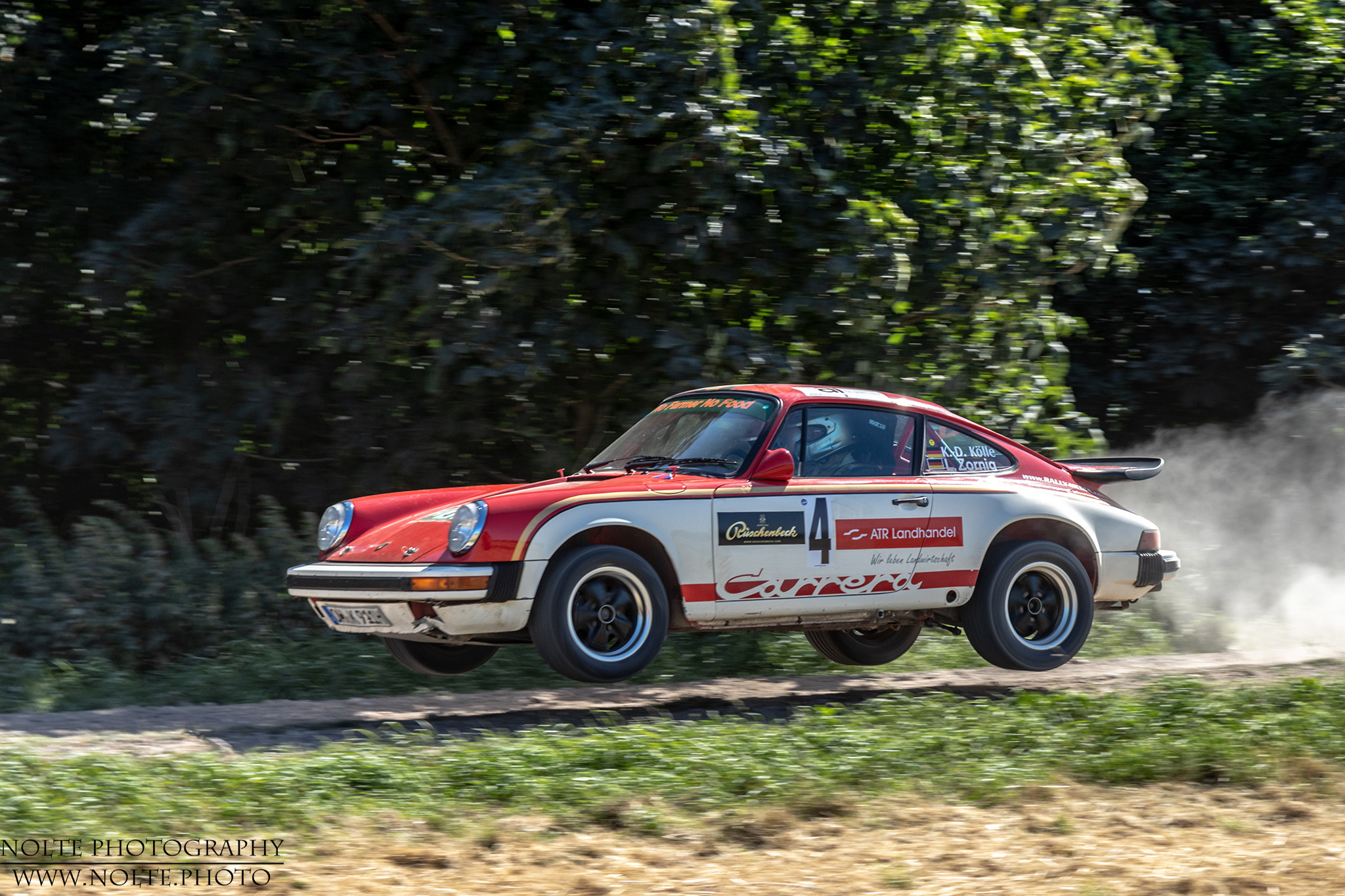 Springender Porsche 911 Carrera