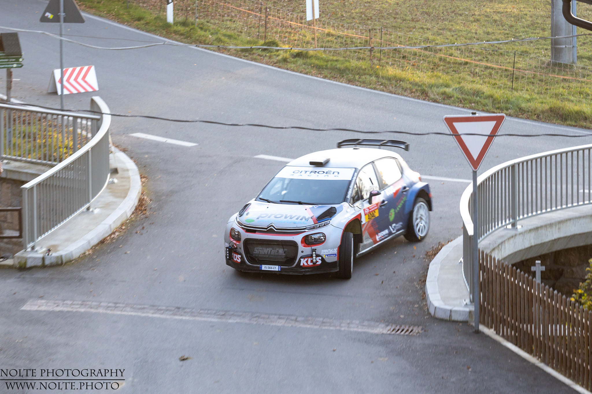 Durch die Kurve über die Brücke