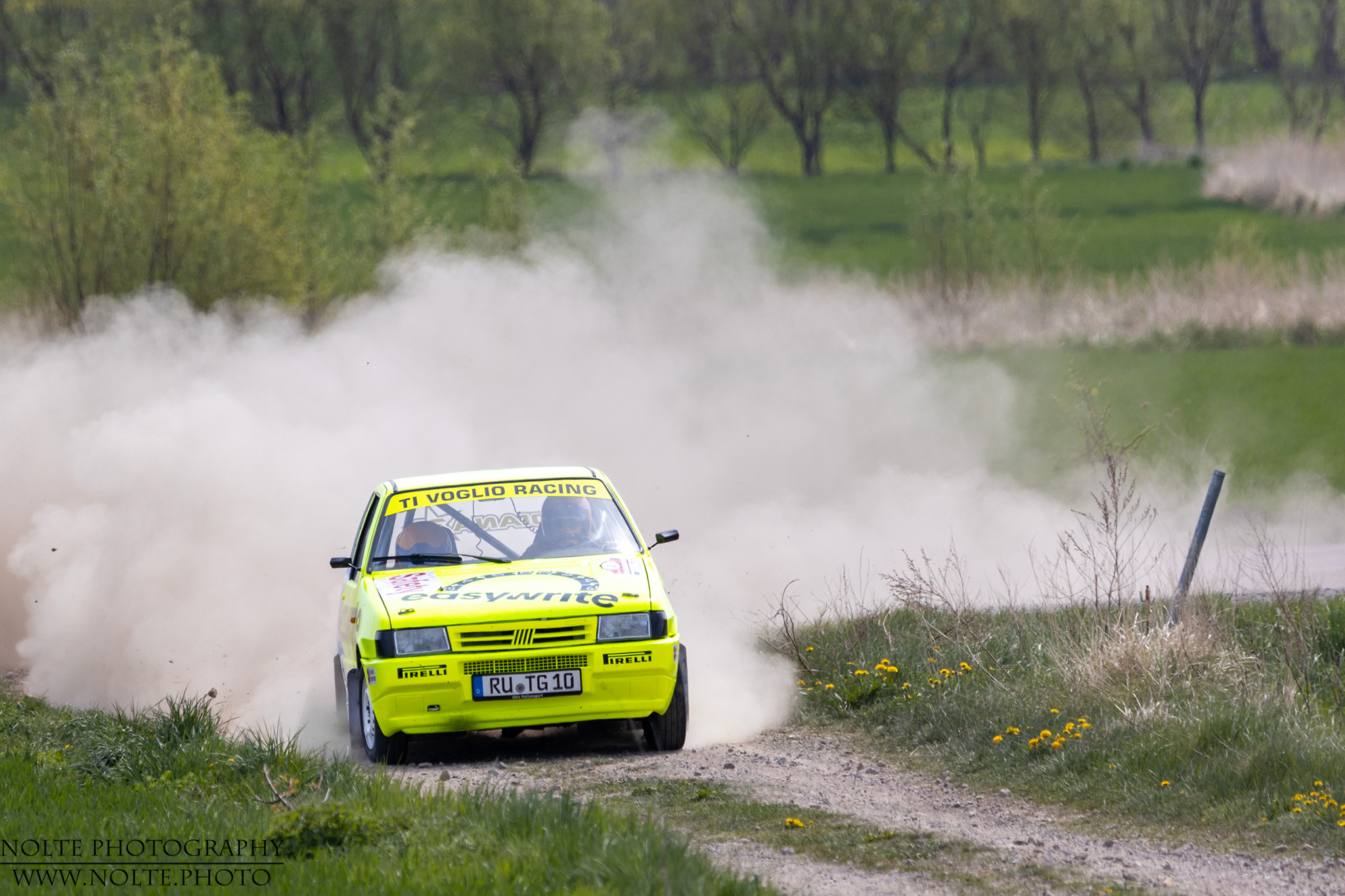 Signalfarben sind bei einer Schotterrallye von Vorteil.
