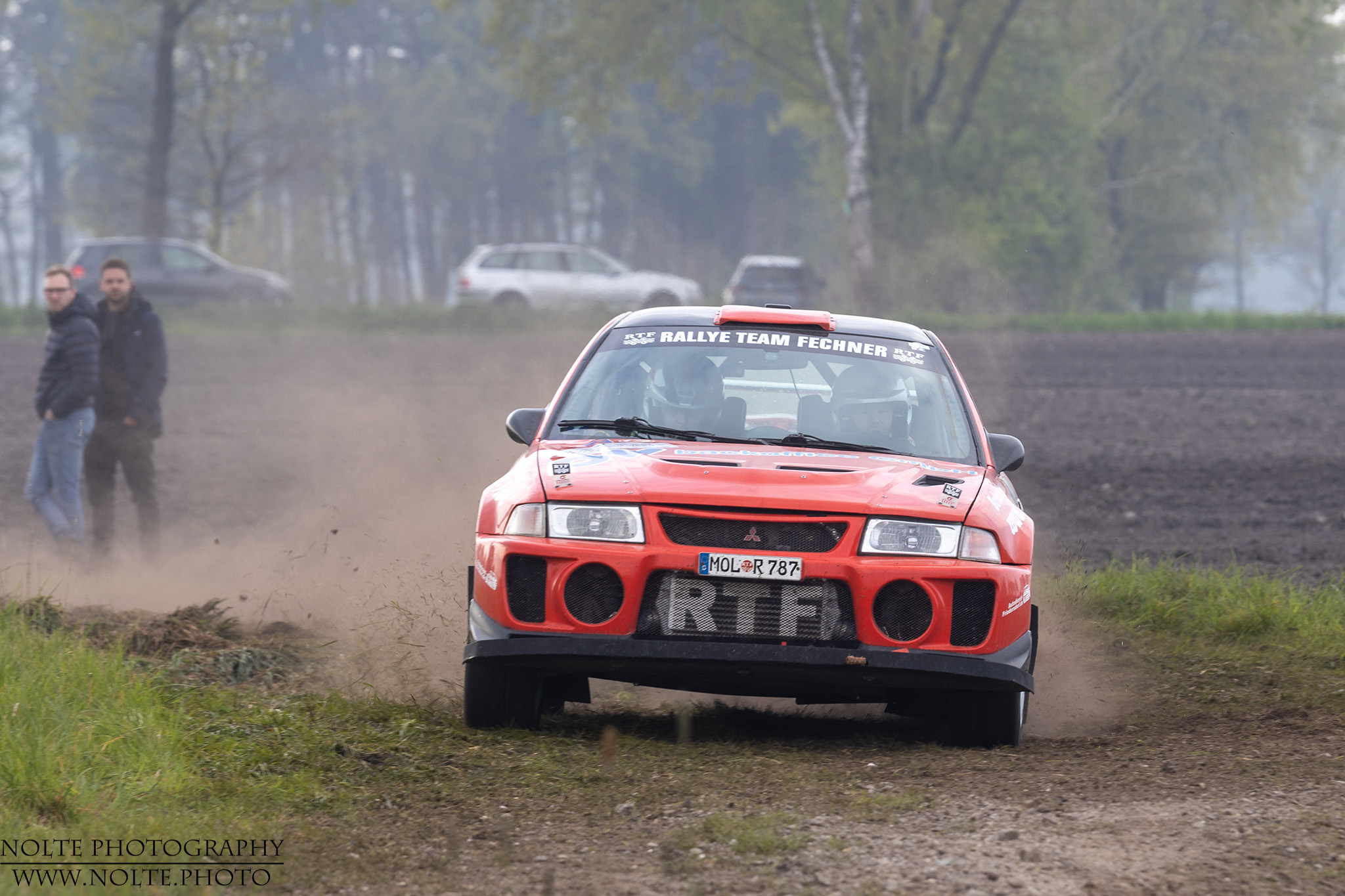 Mitsubishi Lancer gräbt sich durch Feldwege  bei der ACtronics Rallye Sulingen 2022