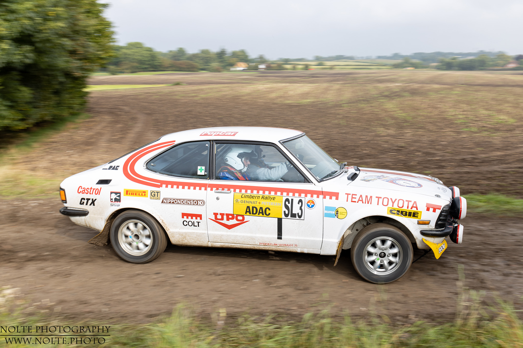 Toyota im Drift nach der Kurve