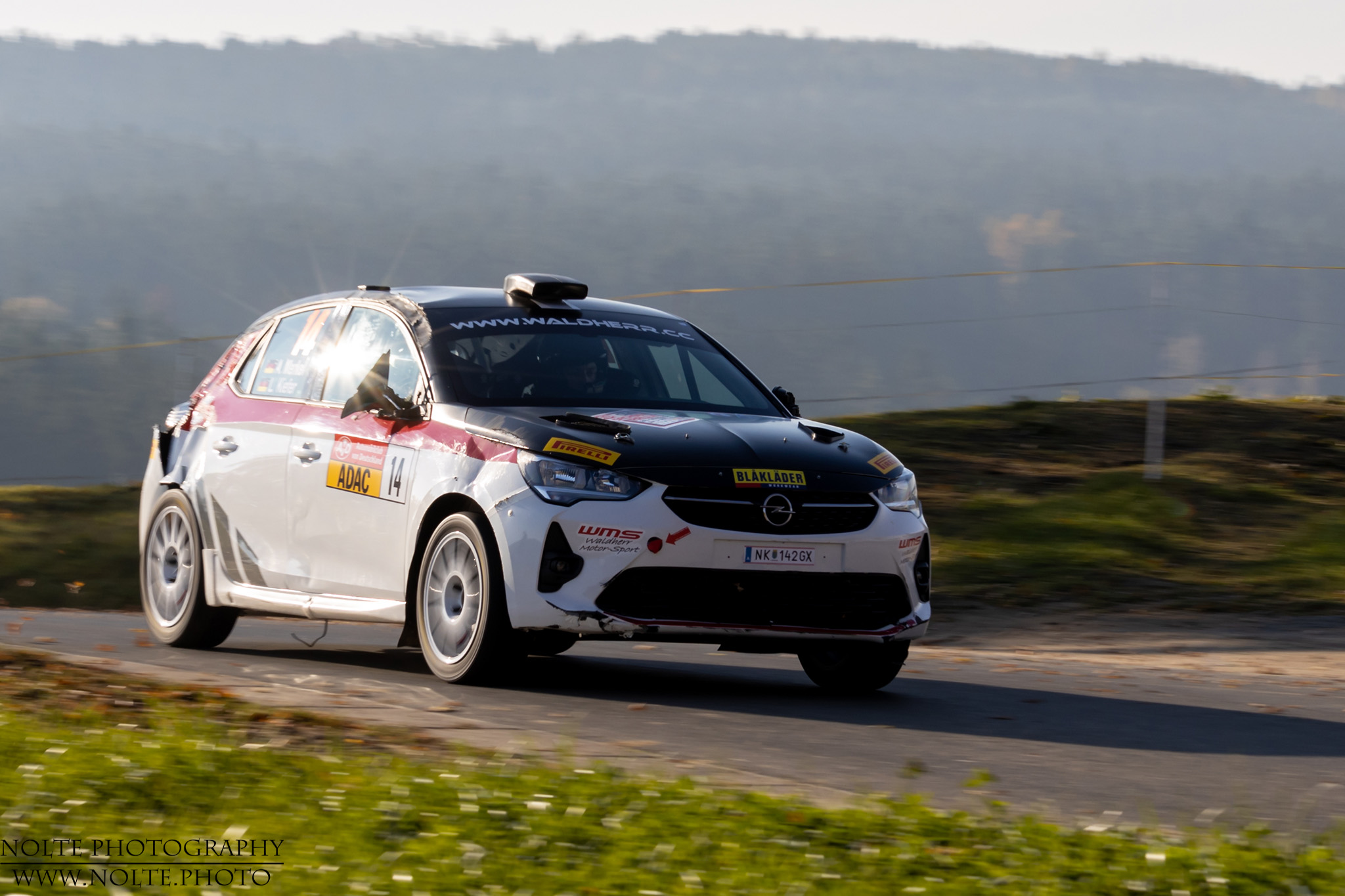 Rallye-Corsa mit Kampfspuren