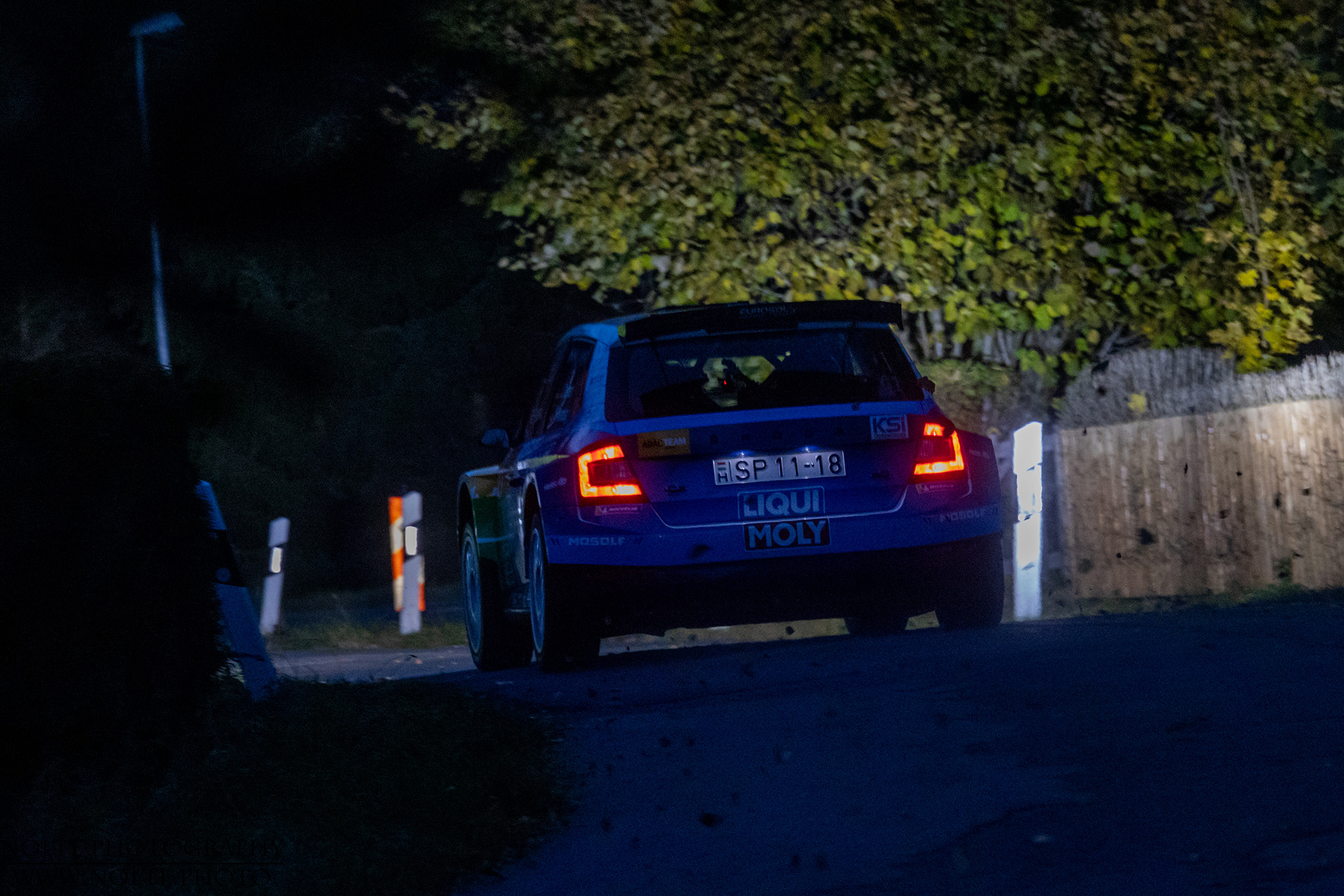 Skoda Fabia auf einer nächtlichen Rallye-Wertungsprüfung