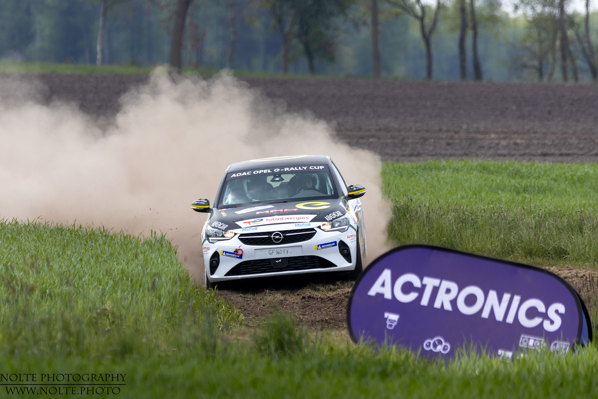 Rallyestrecke im Acker