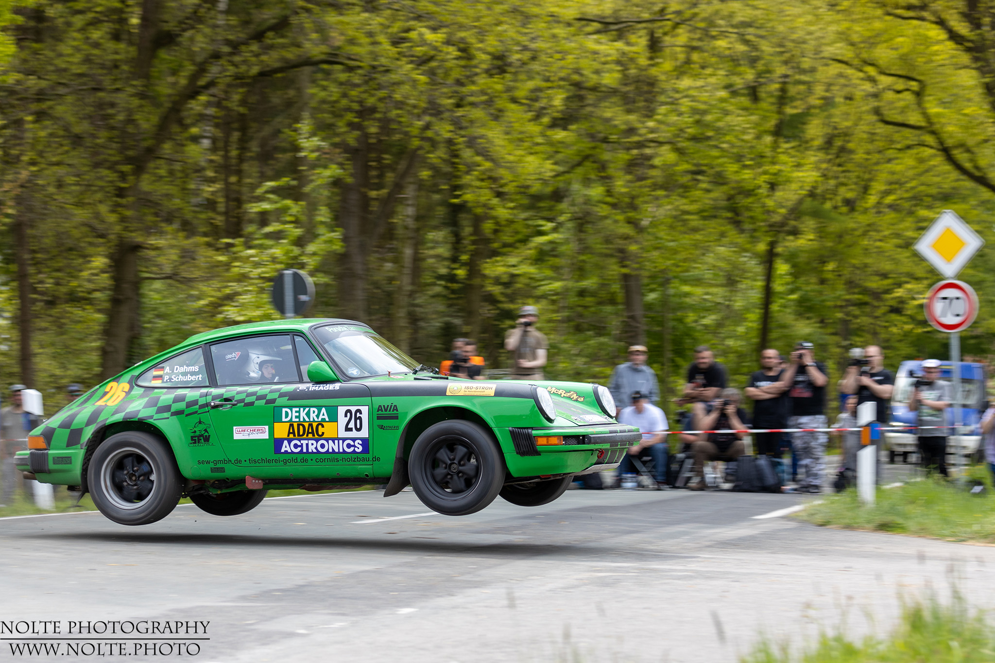 Der grüne Porsche hebt ab.
