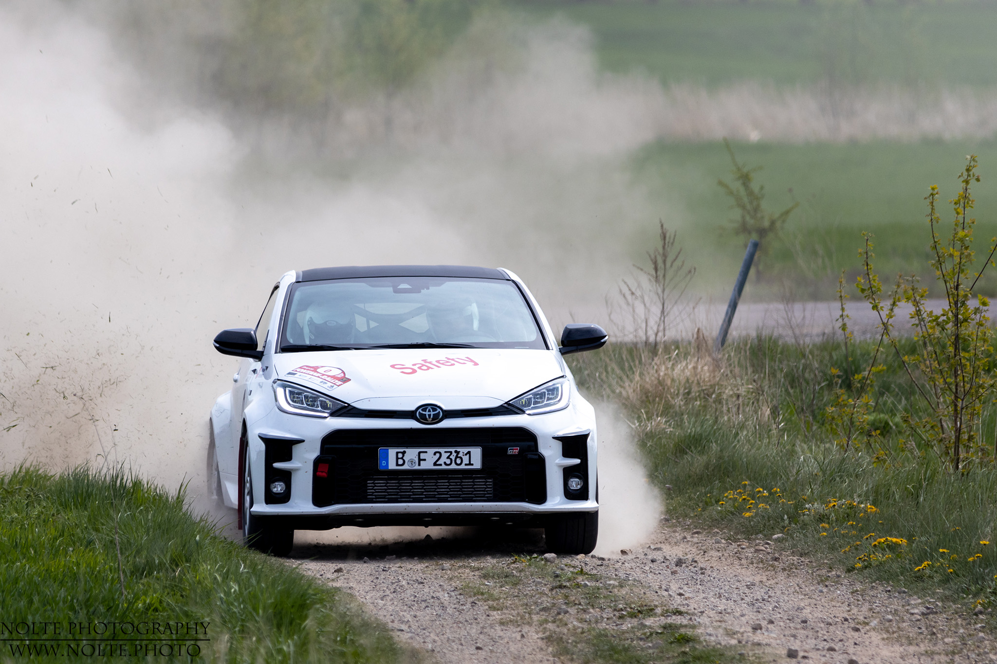 Das Safetycar gräbt schon mal die Strecke um...